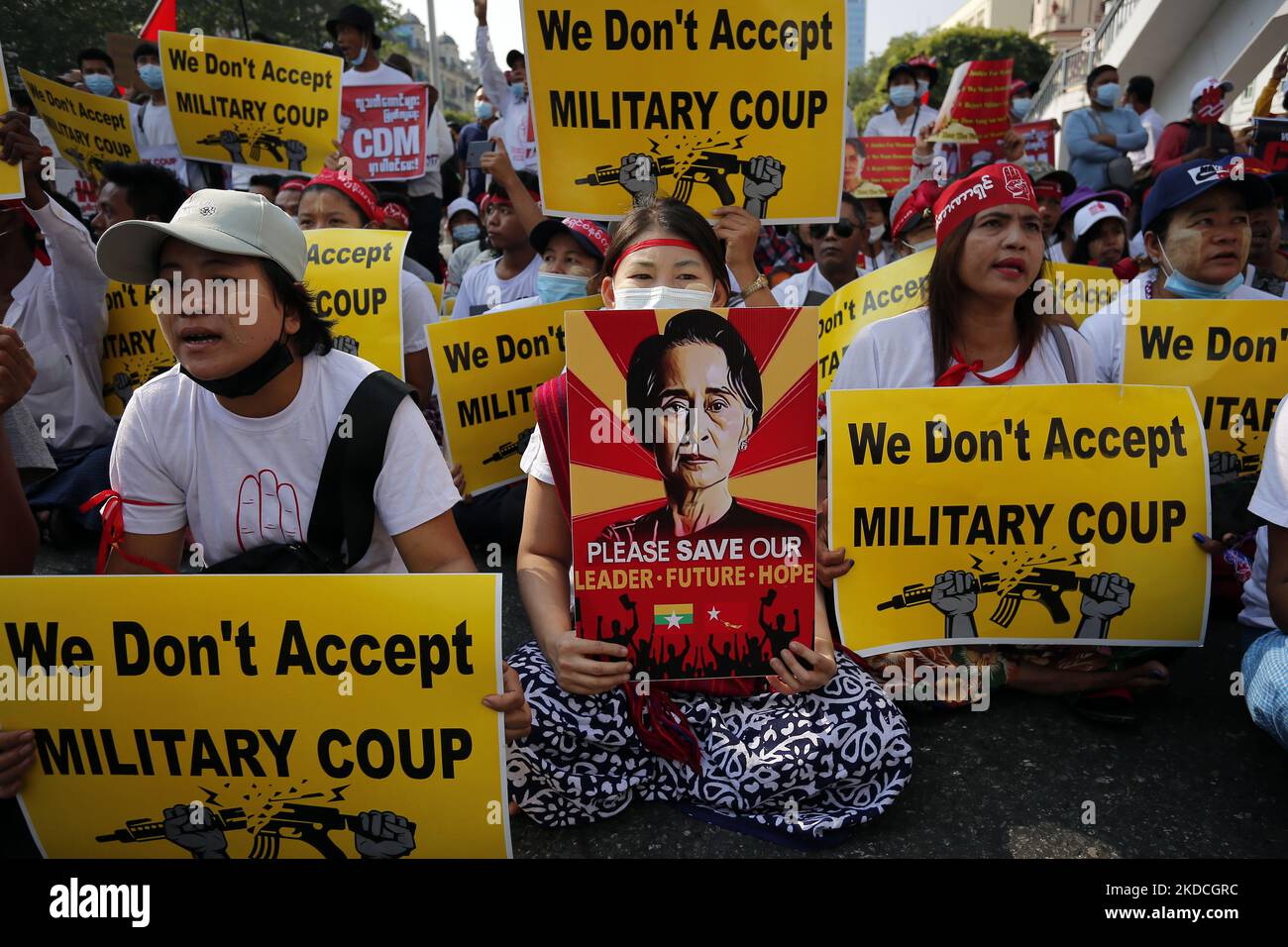 (DATEI-FOTO) Ein Protestler hält ein Plakat mit einem Bild von Aung San Suu Kyi während einer Demonstration gegen den Militärputsch in der Nähe der Sule Pagode im Zentrum von Yangon, Myanmar am 22. Februar 2021 (neu aufgelegt am 23. Juni 2022). Die Junta bestätigte heute, dass der gestürzten zivilen Führerin Aung San Suu Kyi in ein Gefängnis in Naypyitaw verlegt worden war. (Foto von STR/NurPhoto) Stockfoto