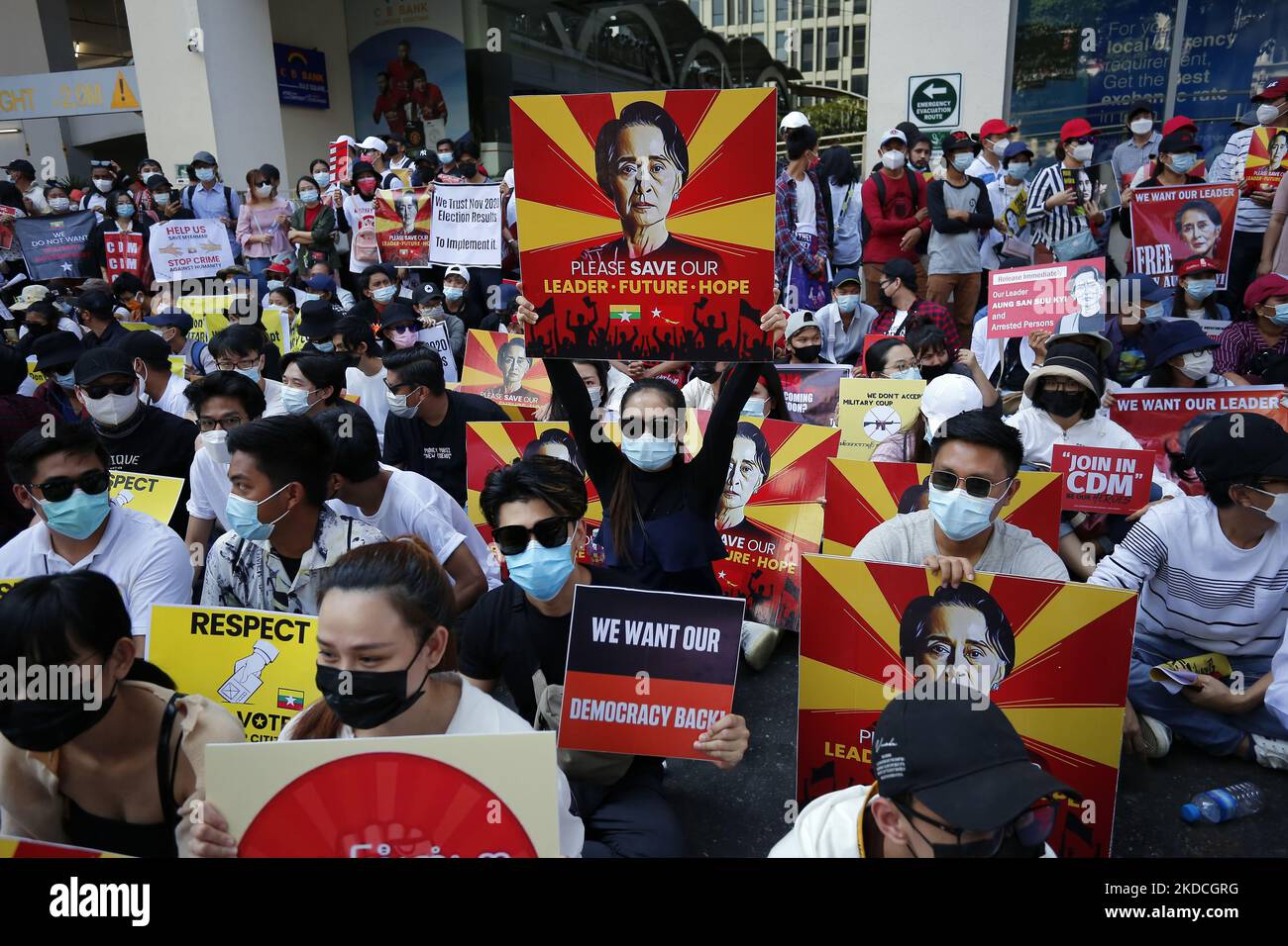 (DATEI-FOTO) Demonstranten in Myanmar halten Plakate mit Bildern von Aung San Suu Kyi während einer Demonstration gegen den Militärputsch in der Nähe der Sule-Pagode im Zentrum von Yangon, Myanmar, am 17. Februar 2021 hoch (neu aufgelegt am 23. Juni 2022). Die Junta bestätigte heute, dass der gestürzten zivilen Führerin Aung San Suu Kyi in ein Gefängnis in Naypyitaw verlegt worden war. (Foto von STR/NurPhoto) Stockfoto