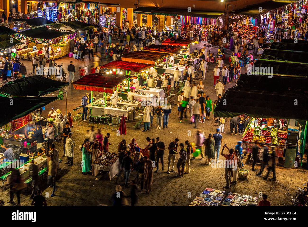 Marokko., Marrakesch - das Jemma al Fna / Jemaa el-Fnaa in der Nacht mit seinen Essensständen und Menschenmengen Stockfoto