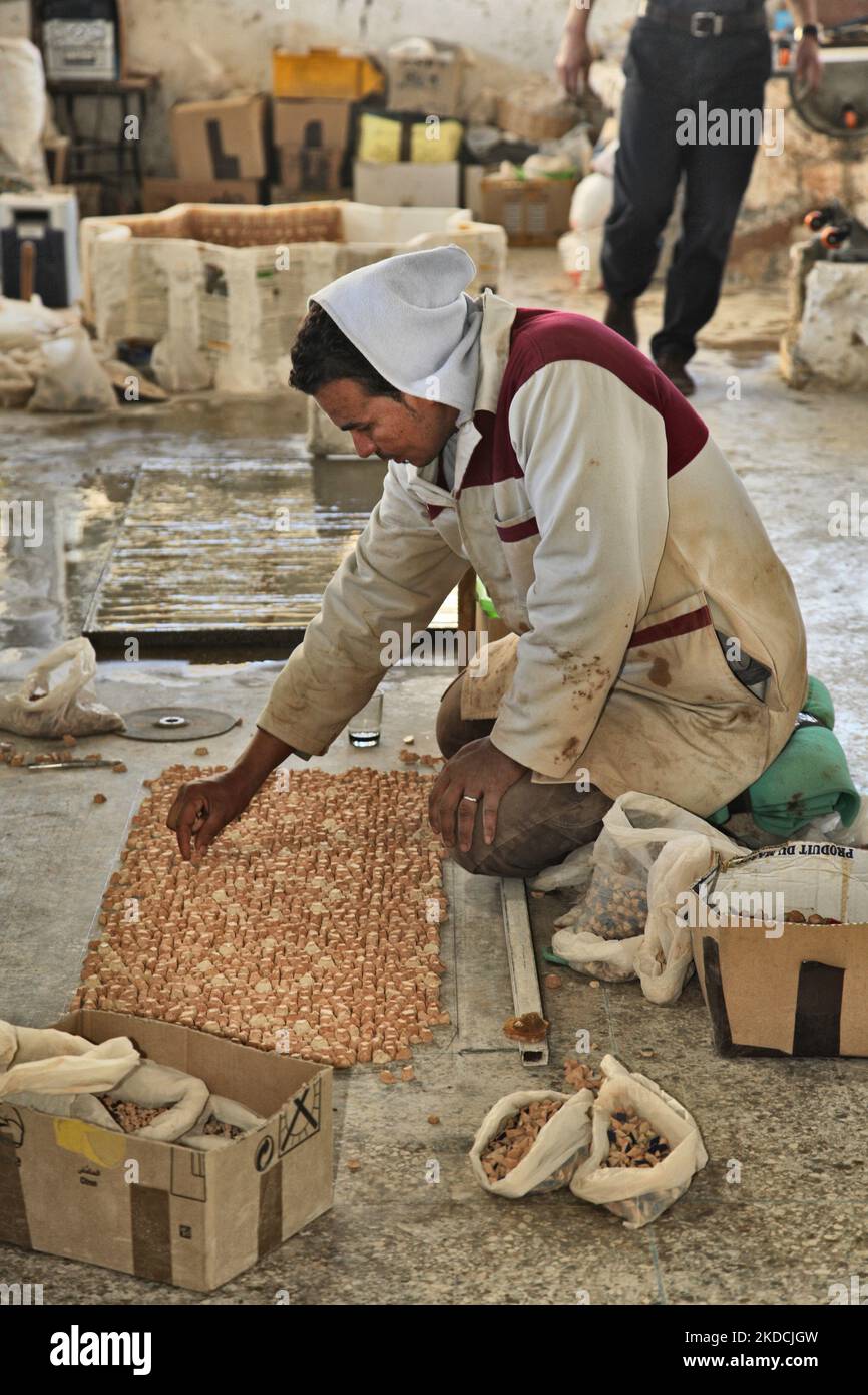 Mann, der ein großes Mosaik an der Töpferschule in Fez (Fes), Marokko, Afrika, schuf. Die Schule für Keramik und Keramik unterrichtet Töpferei, Mosaikdesign und -Handwerk sowie Keramik und Malerei. (Foto von Creative Touch Imaging Ltd./NurPhoto) Stockfoto