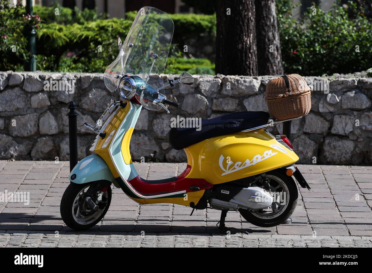 Vespa Roller wird gesehen geparkt in Krakau, Polen am 23. Juni 2022. (Foto von Jakub Porzycki/NurPhoto) Stockfoto