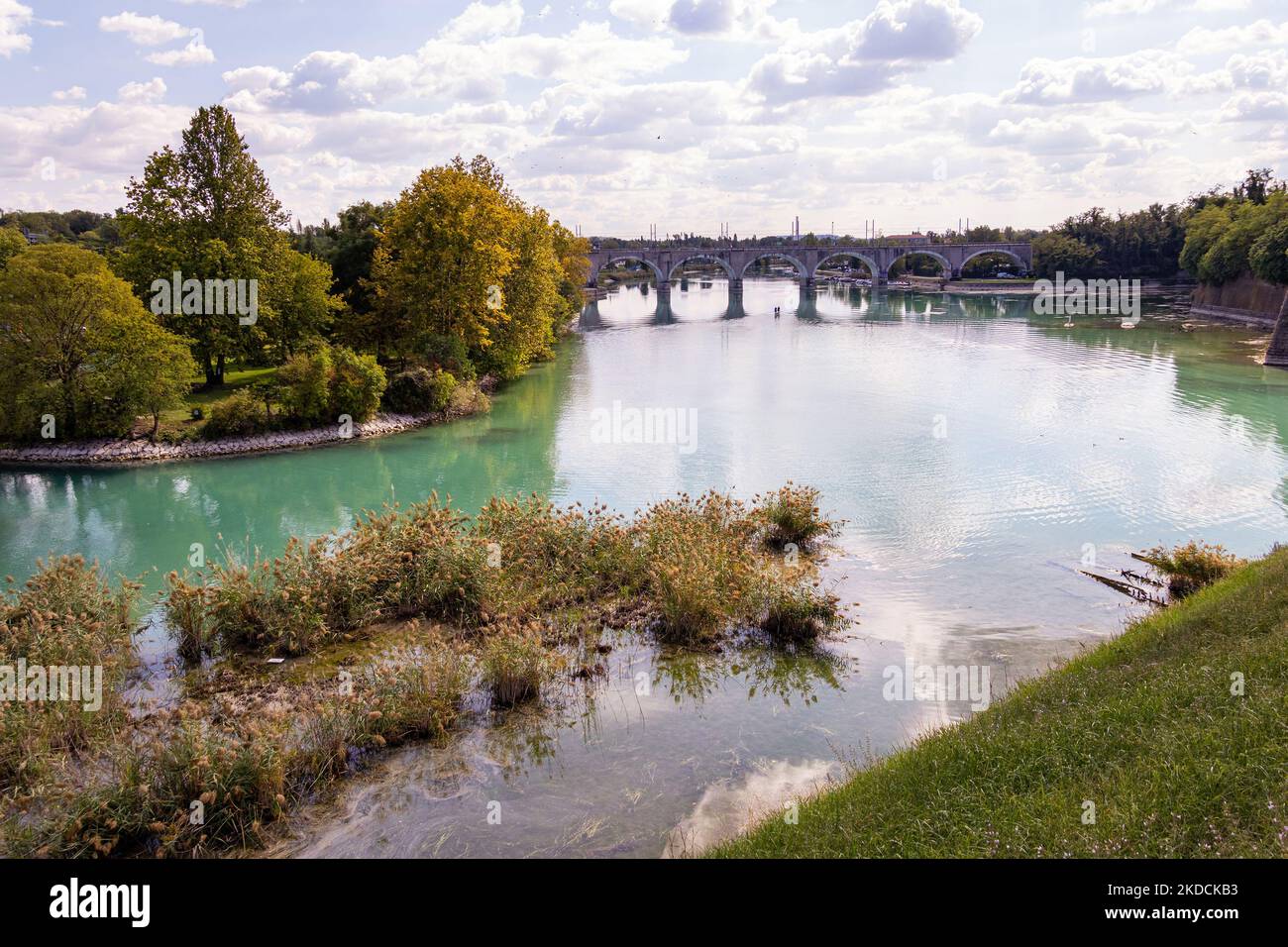 Peschiera del Garda, Verona, Italien - 22. September 2022 Blick von der Bastion San Marco auf den Fluss Mincio und die Fährbrücke in Peschiera, Lago del Garda Stockfoto