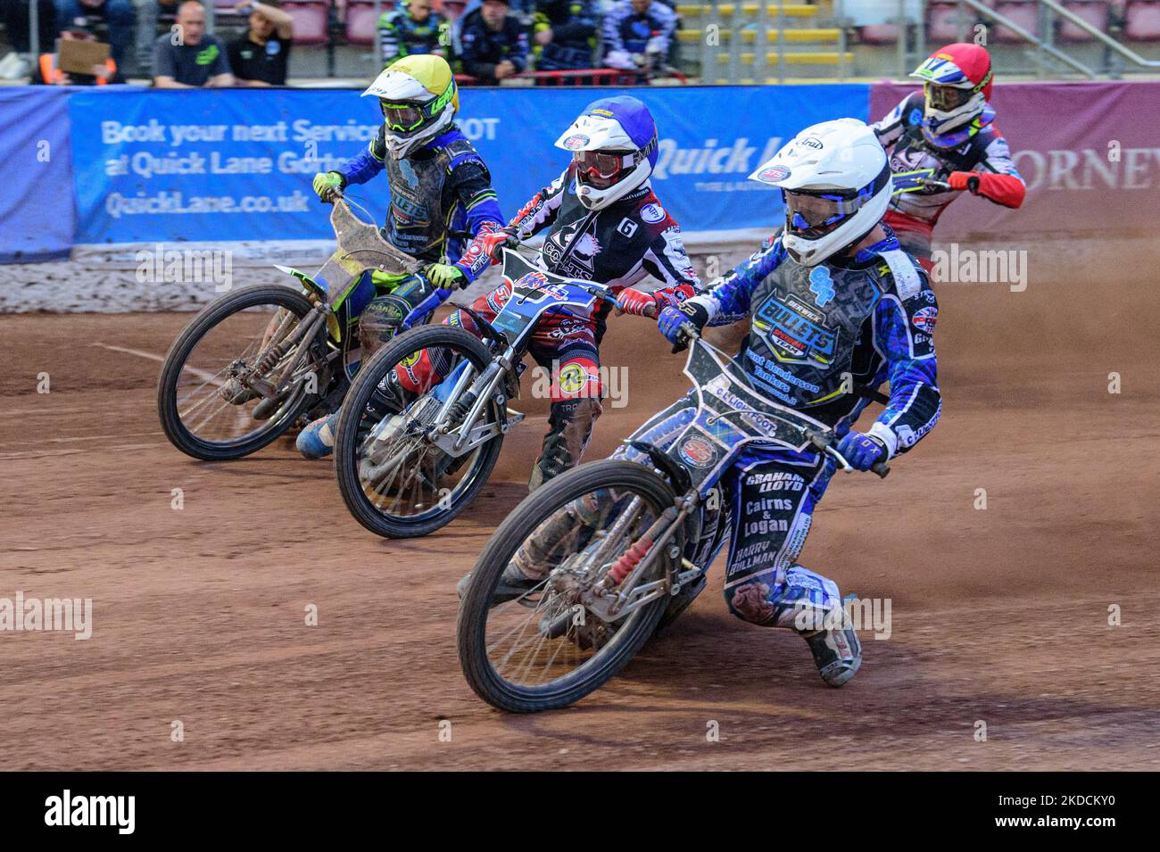 Greg Blair (Weiß) im Inneren von Archie Freeman (Blau) Ben Rathbone (Gelb) mit Nathan Abritt (Rot) im Rückstand während des Spiels der National Development League zwischen Belle Vue Colts und Berwick Bullets am Freitag, dem 24.. Juni 2022 im National Speedway Stadium in Manchester. (Foto von Ian Charles/MI News/NurPhoto) Stockfoto