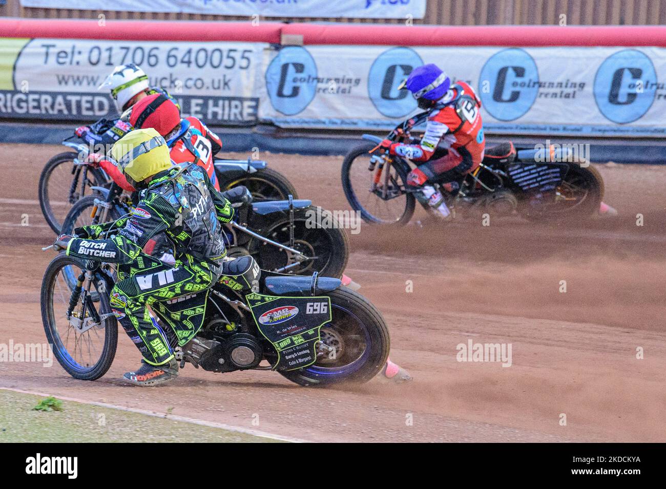 ACE Pijper (Gelb) jagt Harry McGurk (Rot) Jack Smith (Blau) und Kyle Bickley (Weiß) während des Spiels der National Development League zwischen Belle Vue Colts und Berwick Bullets am Freitag, dem 24.. Juni 2022, im National Speedway Stadium in Manchester. (Foto von Ian Charles/MI News/NurPhoto) Stockfoto