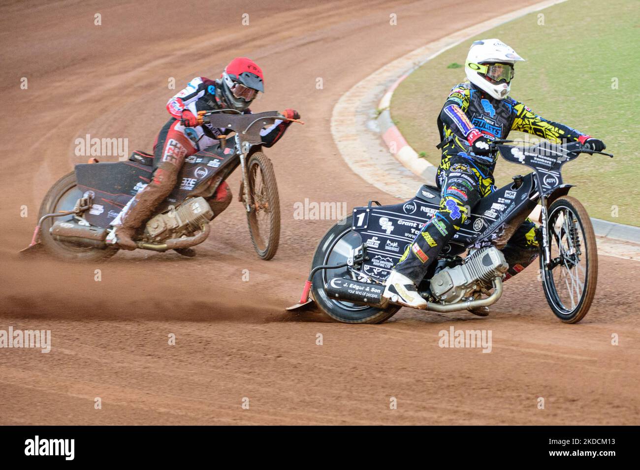 Kyle Bickley (Weiß) führt Jack Smith (Rot) während des Spiels der National Development League zwischen Belle Vue Colts und Berwick Bullets am Freitag, dem 24.. Juni 2022, im National Speedway Stadium in Manchester an. (Foto von Ian Charles/MI News/NurPhoto) Stockfoto