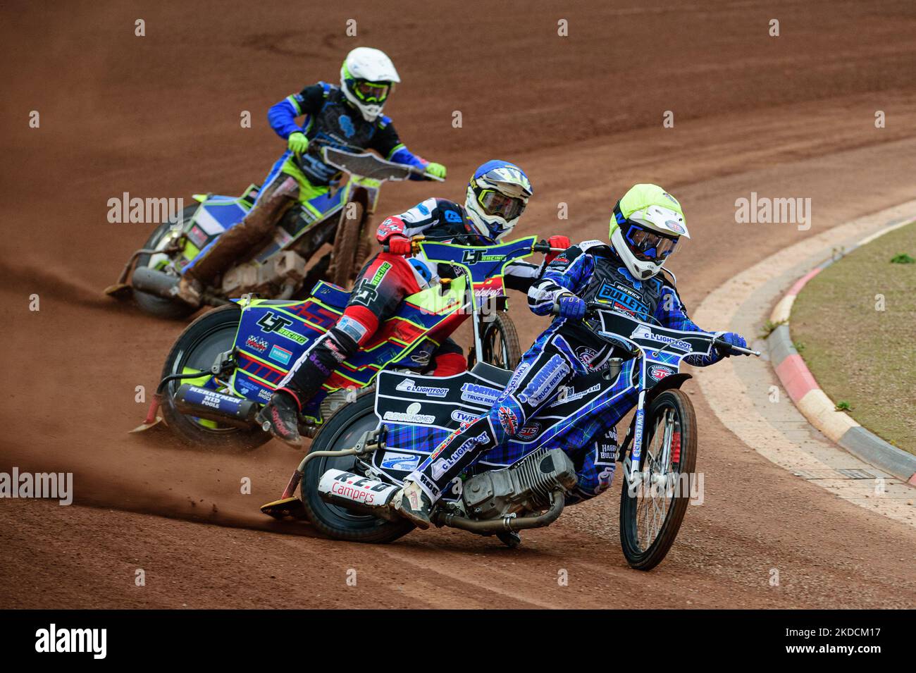 Greg Blair (Gelb) führt Nathan Abritt (Blau) und Ben Rathbone (Weiß) während des Spiels der National Development League zwischen Belle Vue Colts und Berwick Bullets am Freitag, den 24.. Juni 2022 im National Speedway Stadium in Manchester an. (Foto von Ian Charles/MI News/NurPhoto) Stockfoto