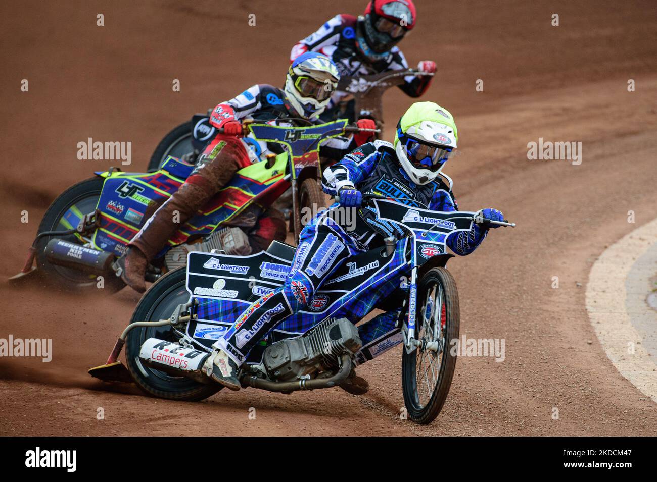 Greg Blair (Gelb) führt Harry McGurk (Rot) und Nathan Abritt (Blau) während des Spiels der National Development League zwischen Belle Vue Colts und Berwick Bullets am Freitag, dem 24.. Juni 2022 im National Speedway Stadium in Manchester an. (Foto von Ian Charles/MI News/NurPhoto) Stockfoto
