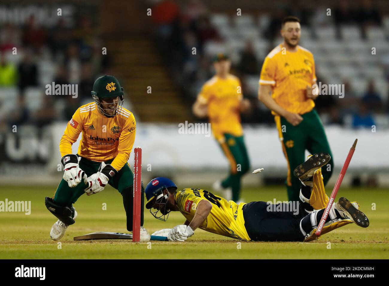 Tom Moores von Notts Outlaws versucht, Ned Eckersley aus Durham während des Vitality T20 Blast-Matches zwischen Durham County Cricket Club und Nottinghamshire am Freitag, dem 24.. Juni 2022, im Seat Unique Riverside, Chester le Street, auszulaufen. (Foto von will Matthews/MI News/NurPhoto) Stockfoto