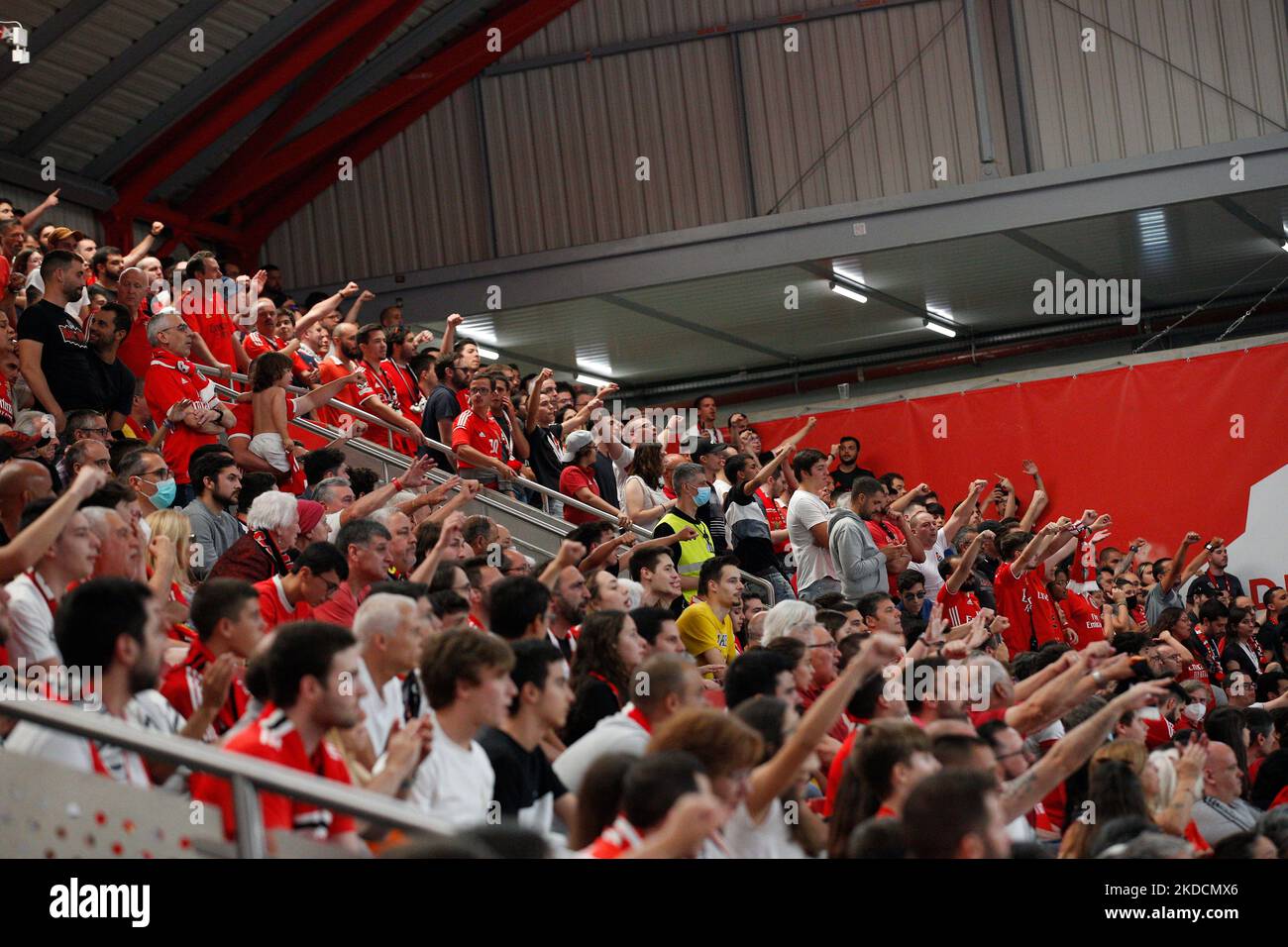 SL Benfica Fans während der Rink Hockey Playoffs 4. Etappe zwischen SL Benfica und FC Porto, in Pavilhão Fidelidade, Lisboa, Portugal, 25, Juni 2022 (Foto von João Rico/NurPhoto) Stockfoto