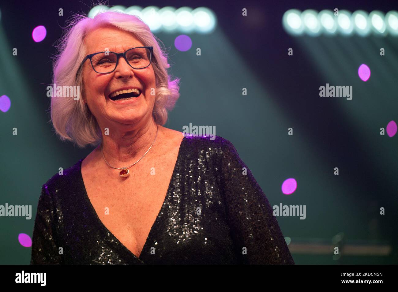 05. November 2022, Hessen, Frankfurt/Main: Heide Ecker-Rosendahl, ehemalige Leichtathletik-Athletin, lacht beim Deutschen Sport-Presseball 40. unter dem Motto '40 Balls for Frankfurt. Einzigartig in Deutschland“ in der Alten Oper, als sie als „Legenden des Sports“ geehrt werden. Foto: Sebastian Gollnow/dpa Stockfoto