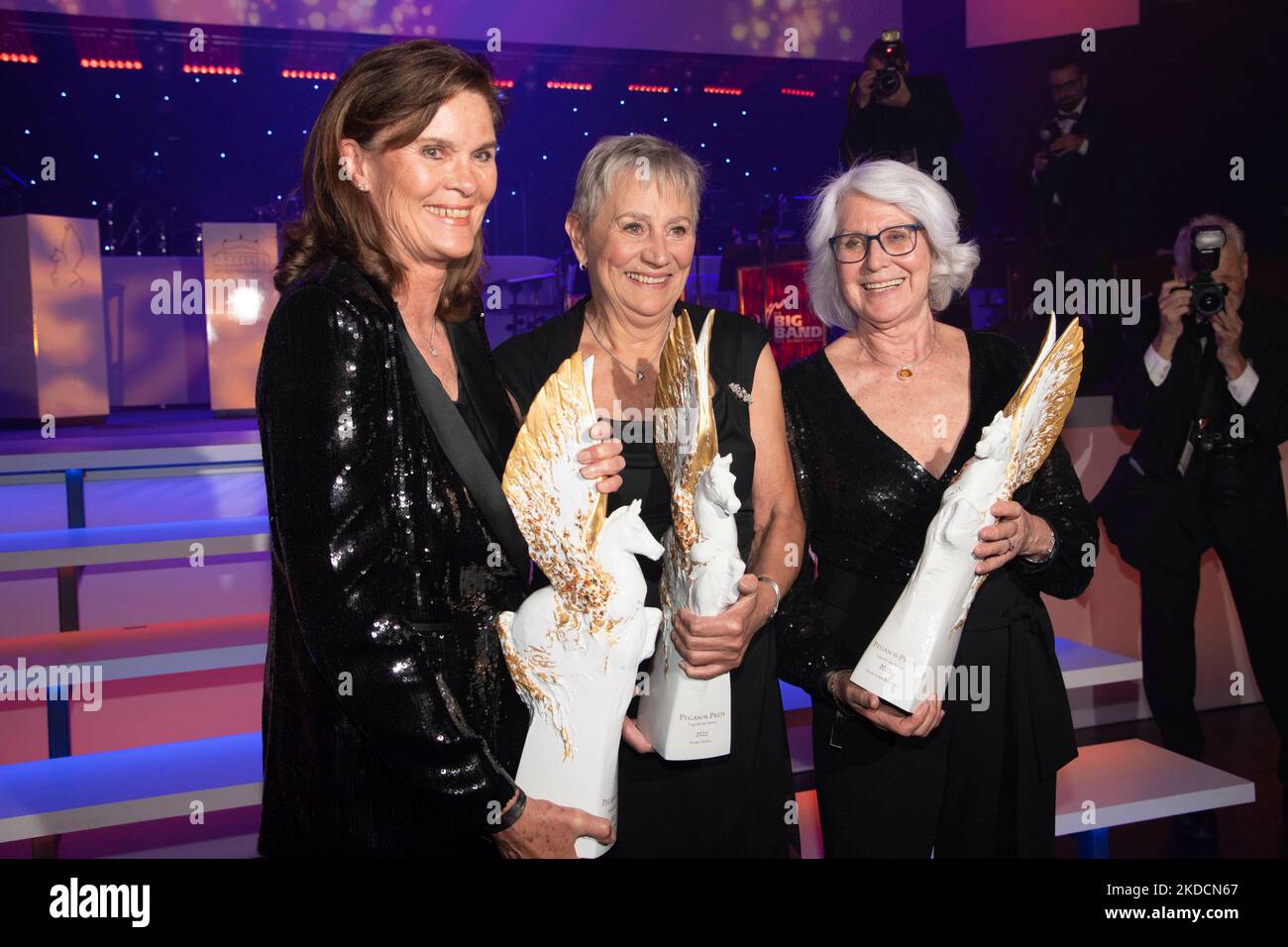 Von links nach rechts Ulrike NASSE-MEYFARTH, Renate STECHER, Heide ECKER-ROSENDAHL, erhalten den Pegasos-Preis, Legends of Sports, 40. Deutscher Sportpresseball in der Alten Oper Frankfurt, 5.. November 2022. Stockfoto