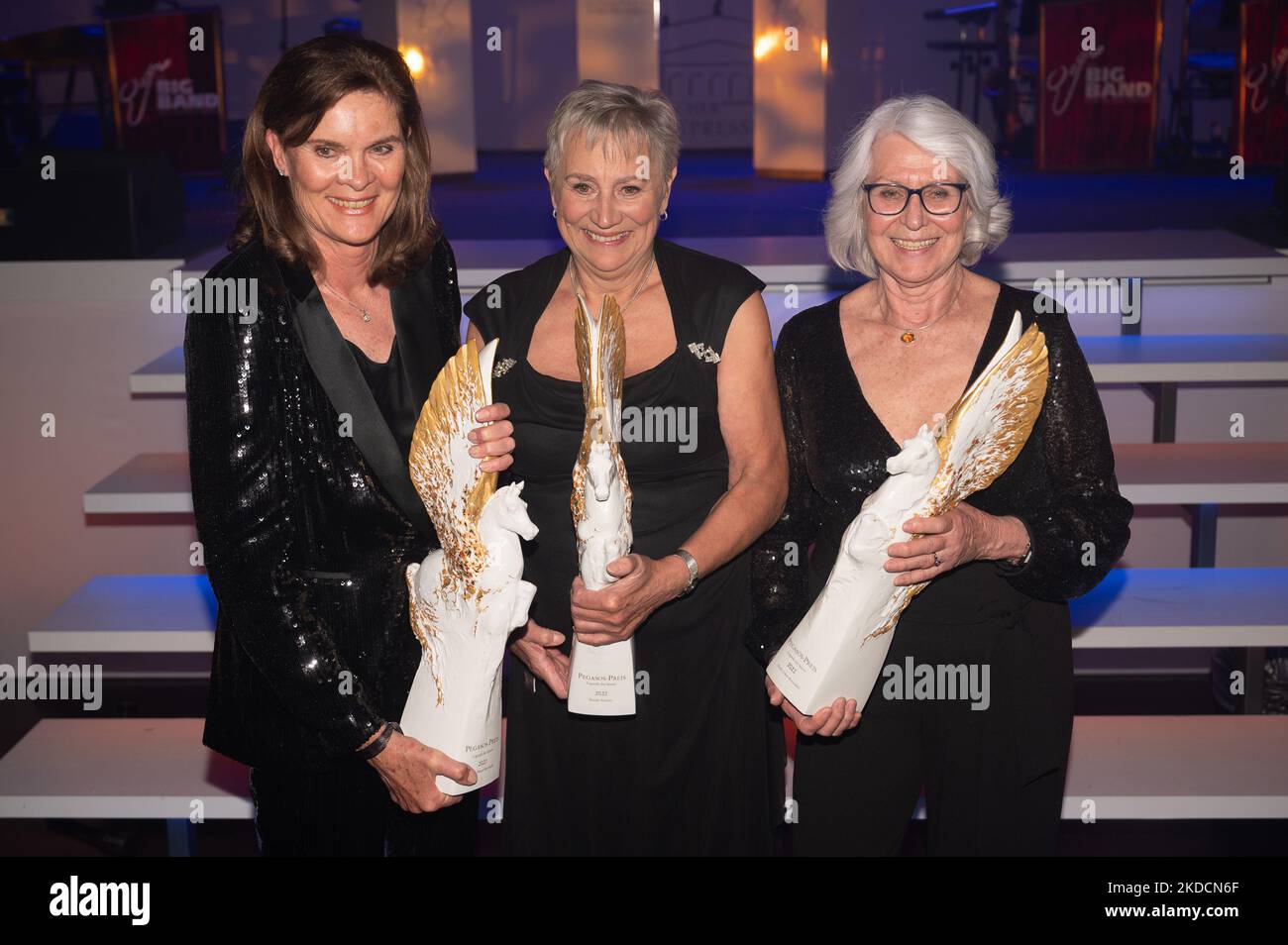 05. November 2022, Hessen, Frankfurt am Main: Die ehemaligen Leichtathleten Ulrike nasse-Meyfarth (l-r), Renate Stecher und Heide Ecker-Rosendahl werden beim Deutschen Sport-Presseball 40. unter dem Motto "40 Balls for Frankfurt" als "Legends of Sport" geehrt. Einzigartig in Deutschland“ in der Alten Oper werden sie als „Legenden des Sports“ geehrt. Foto: Sebastian Gollnow/dpa Stockfoto