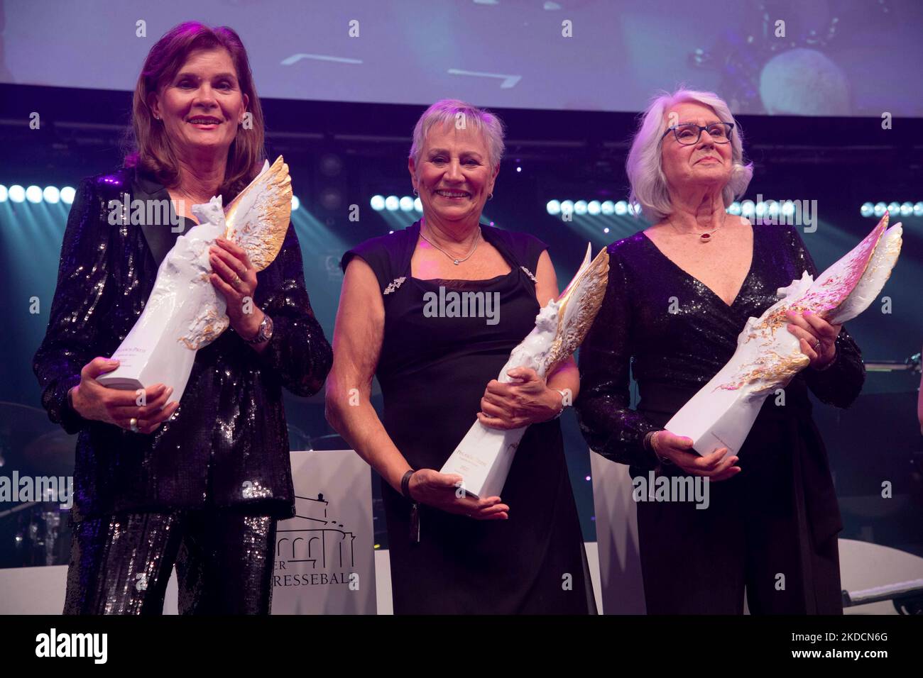 Von links nach rechts Ulrike NASSE-MEYFARTH, Renate STECHER, Heide ECKER-ROSENDAHL, erhalten den Pegasos-Preis, Legends of Sports, 40. Deutscher Sportpresseball in der Alten Oper Frankfurt, 5.. November 2022. Stockfoto