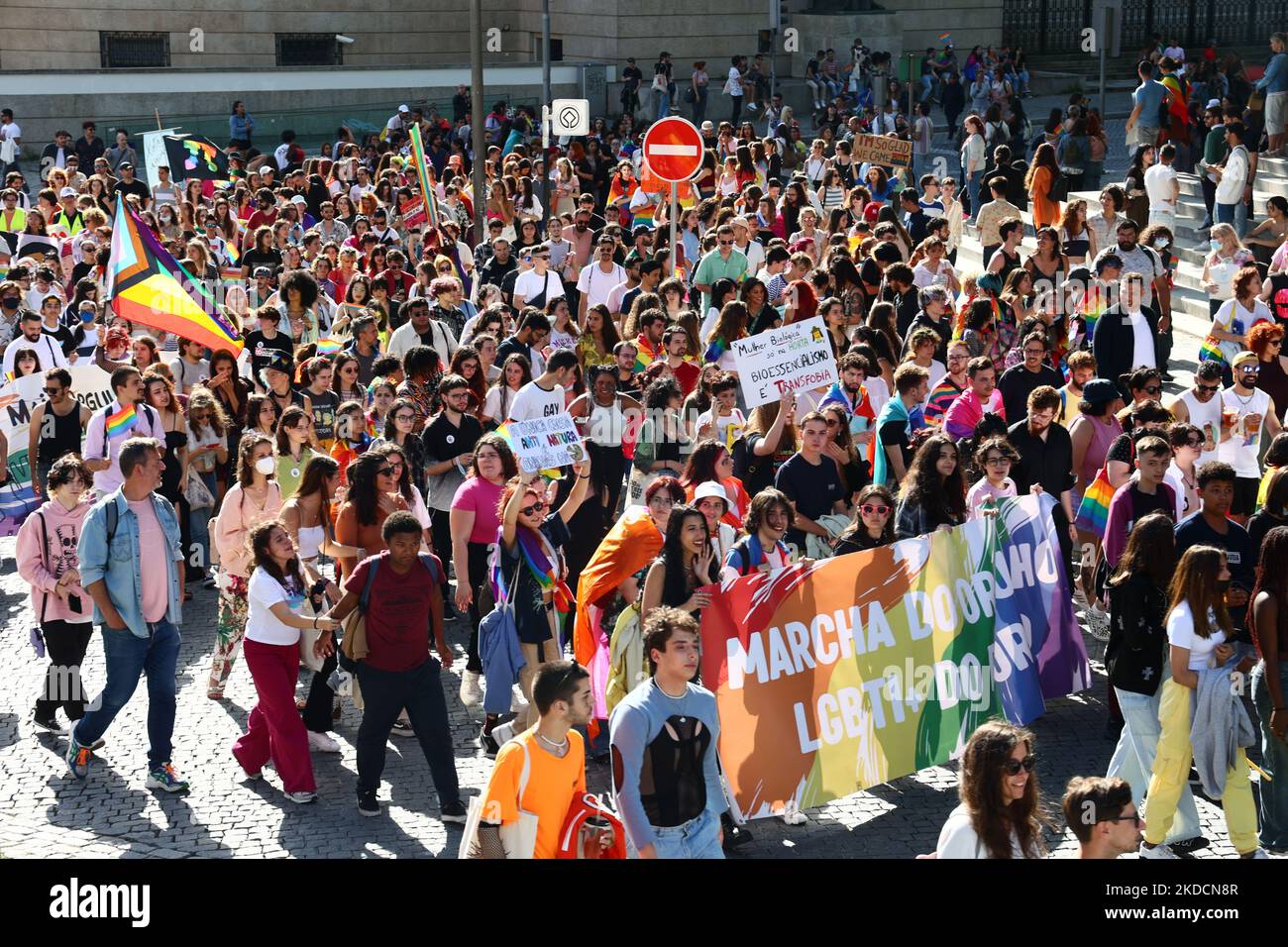 Am 25. Juni 2022 nehmen die Menschen an der Marcha do Orgulho LGBTI+ (Pride March) 2022 in Porto, Portugal, Teil. (Foto von Emmanuele Contini/NurPhoto) Stockfoto