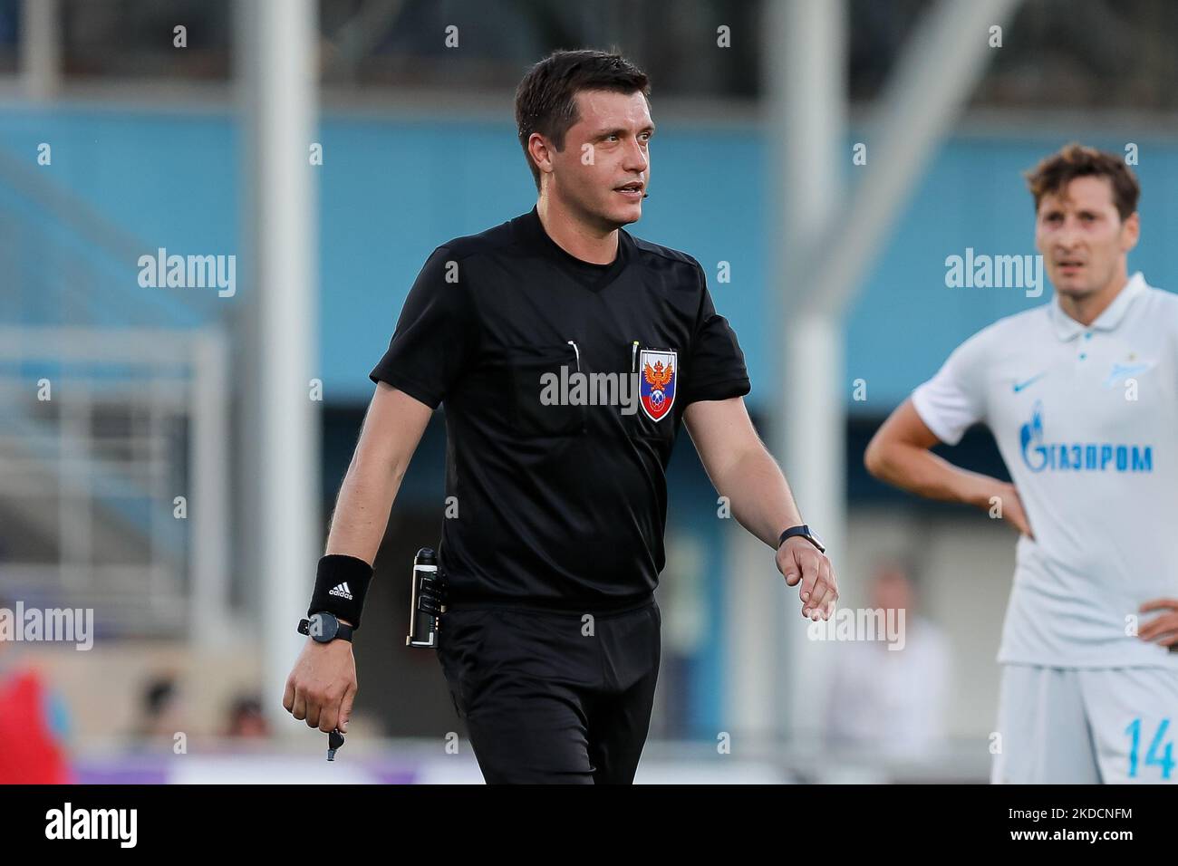 Schiedsrichter Pavel Shadykhanov (L) während des Vorsaison-Turniers des PARI Premier Cup zwischen Zenit St. Petersburg und Sotschi am 25. Juni 2022 im Smena Stadium in Sankt Petersburg, Russland. (Foto von Mike Kireev/NurPhoto) Stockfoto