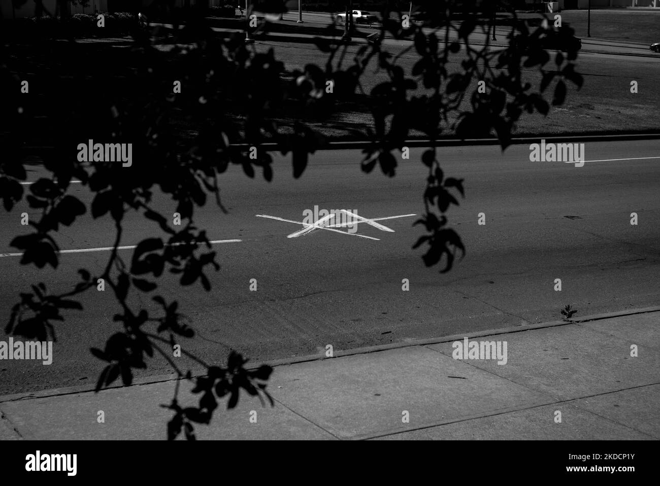 „X“ markiert den Standort auf der Straße in Dealey Plaza, Dallas, Texas, wo der erste Schuss von Lee Harvey Oswald am 22. November 1963 John F. Kennedy, den Präsidenten der Vereinigten Staaten von 35., traf. Im zweiten „X“ traf die gleiche Kugel den Gouverneur von Texas, John Connolly. (Foto von George Wilson/NurPhoto) Stockfoto