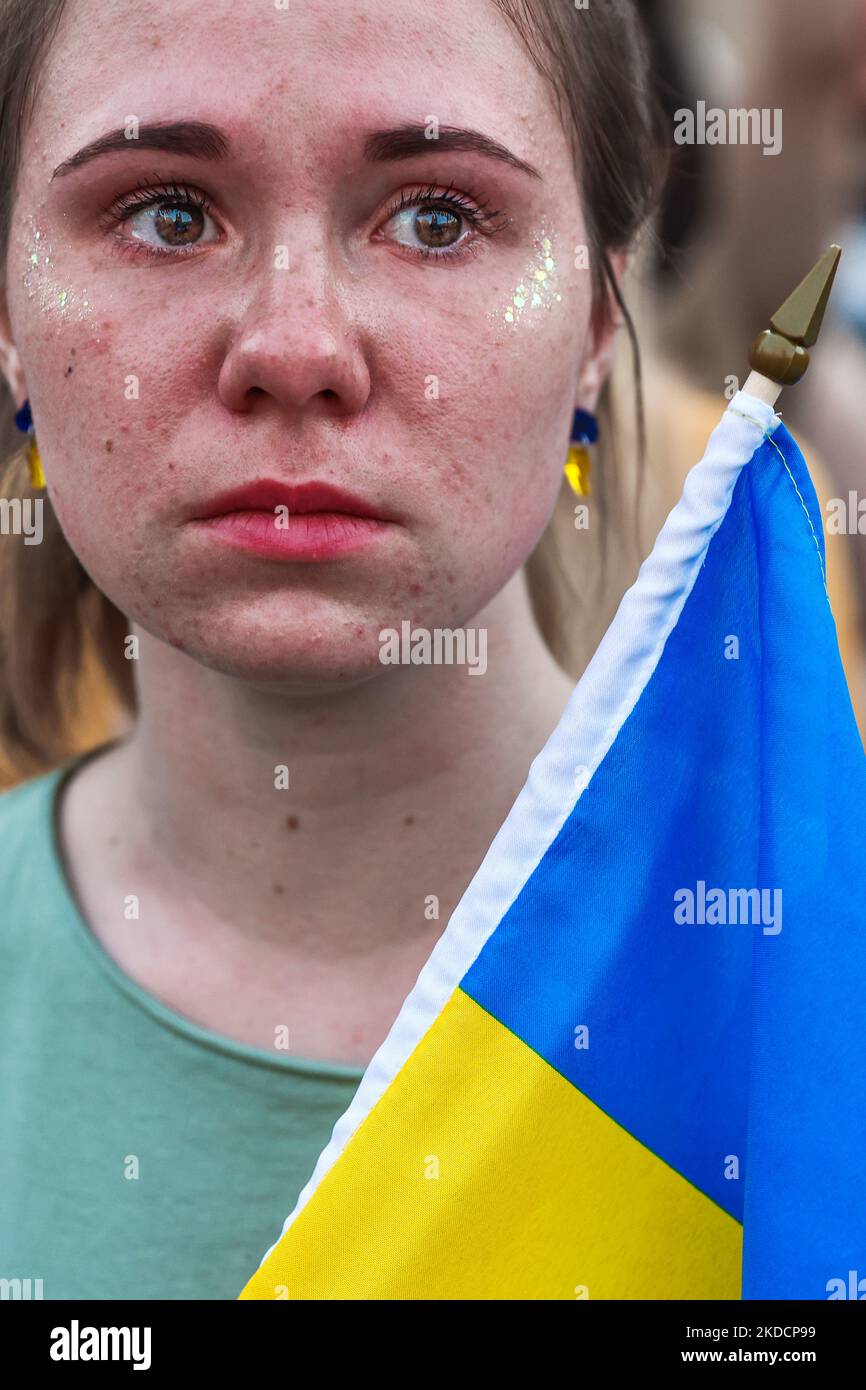 Eine junge Frau hält eine ukrainische Flagge während einer Demonstration auf dem Hauptplatz zur Unterstützung der Asowstal 4308 Regimentsverteidiger, die sich derzeit in russischer Gefangenschaft befinden. Krakau, Polen, am 25.. Juni 2022. Weltweit fanden friedliche Kundgebungen zur Unterstützung von mehr als 2.500 Kriegsgefangenen aus Asovstal statt. Das Asow-Regiment gehörte zu den ukrainischen Einheiten, die das Stahlwerk in der Stadt Mariupol fast drei Monate lang verteidigten, bevor sie im Mai unter unerbittlichen russischen Angriffen von Boden, See und Luft kapitulieren. (Foto von Beata Zawrzel/NurPhoto) Stockfoto