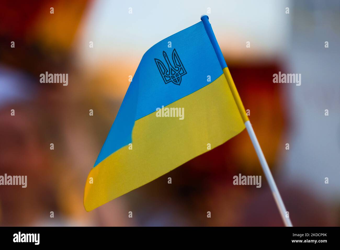 Eine ukrainische Flagge wird während einer Demonstration auf dem Hauptplatz zur Unterstützung von Asowstal 4308 Regimentsverteidigern gesehen, die sich derzeit in russischer Gefangenschaft befinden. Krakau, Polen, am 25.. Juni 2022. Weltweit fanden friedliche Kundgebungen zur Unterstützung von mehr als 2.500 Kriegsgefangenen aus Asovstal statt. Das Asow-Regiment gehörte zu den ukrainischen Einheiten, die das Stahlwerk in der Stadt Mariupol fast drei Monate lang verteidigten, bevor sie im Mai unter unerbittlichen russischen Angriffen von Boden, See und Luft kapitulieren. (Foto von Beata Zawrzel/NurPhoto) Stockfoto