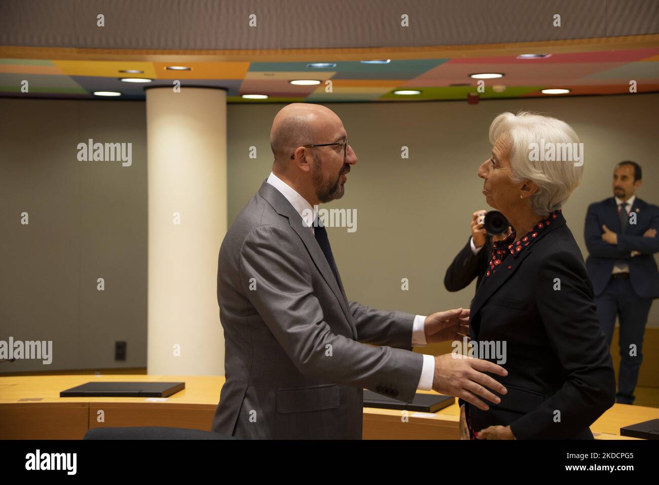 Der Präsident des Europäischen Rates, Charles Michel (L), grüssend und im Gespräch mit Christine Lagarde (R), der Präsidentin der Europäischen Zentralbank, EZB, beim Runden Tisch - Tour de Table während des Europäischen Rates und des Eurogipfels mit den EU-Staats- und Regierungschefs. Während dieses Treffens wurden die Ukraine und die Republik Moldau beide als EU-Beitrittskandidaten akzeptiert. Brüssel, Belgien am 24. Juni 2022 (Foto von Nicolas Economou/NurPhoto) Stockfoto