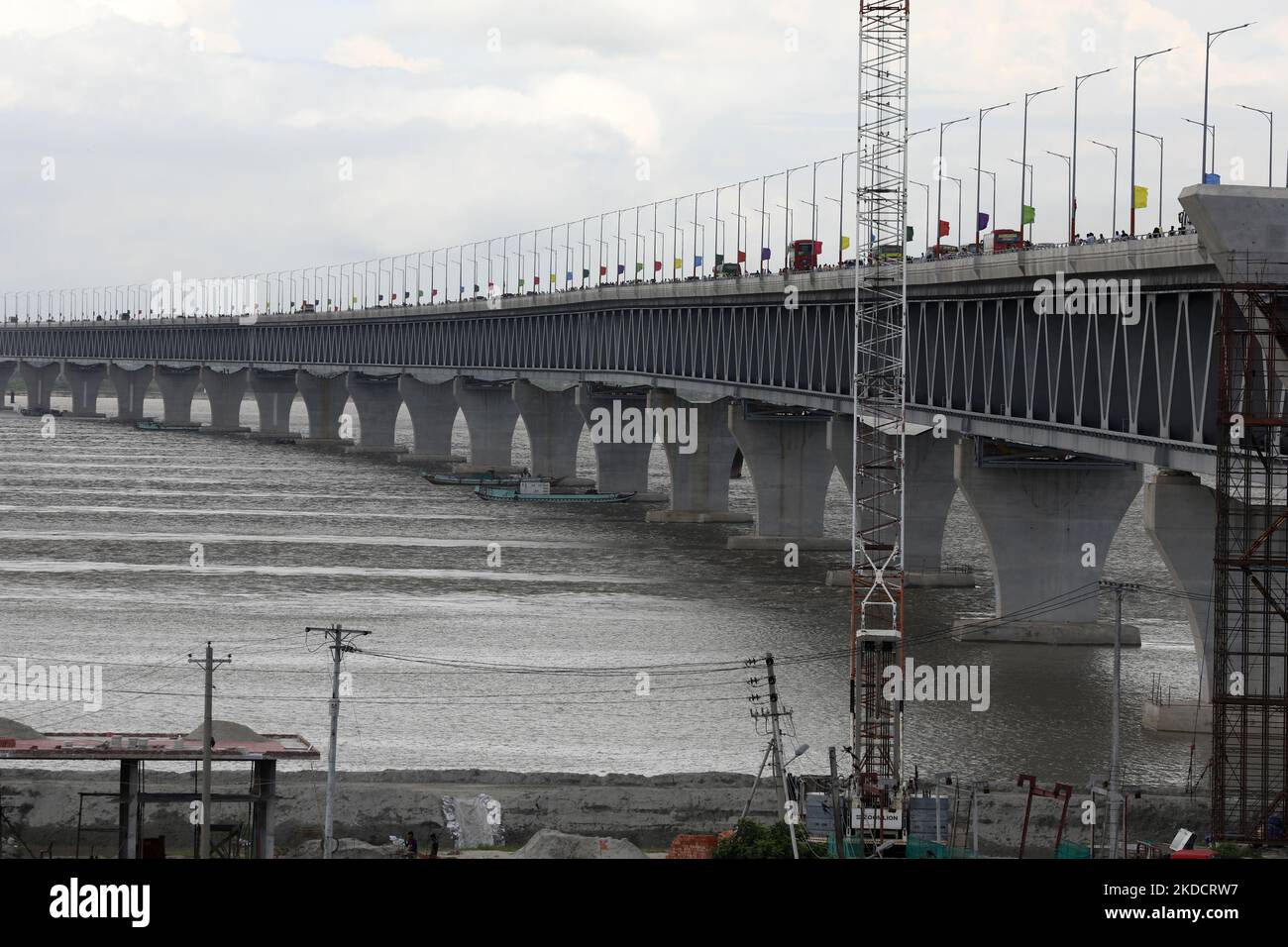 Blick auf die neu erbaute Padma-Mehrzweckbrücke über den Padma-Fluss, die die südlichen Gebiete des Landes mit der Hauptstadt Dhaka verbindet, in Munshiganj, Bangladesch, 26. Juni 2022. (Foto von Syed Mahamudur Rahman/NurPhoto) Stockfoto