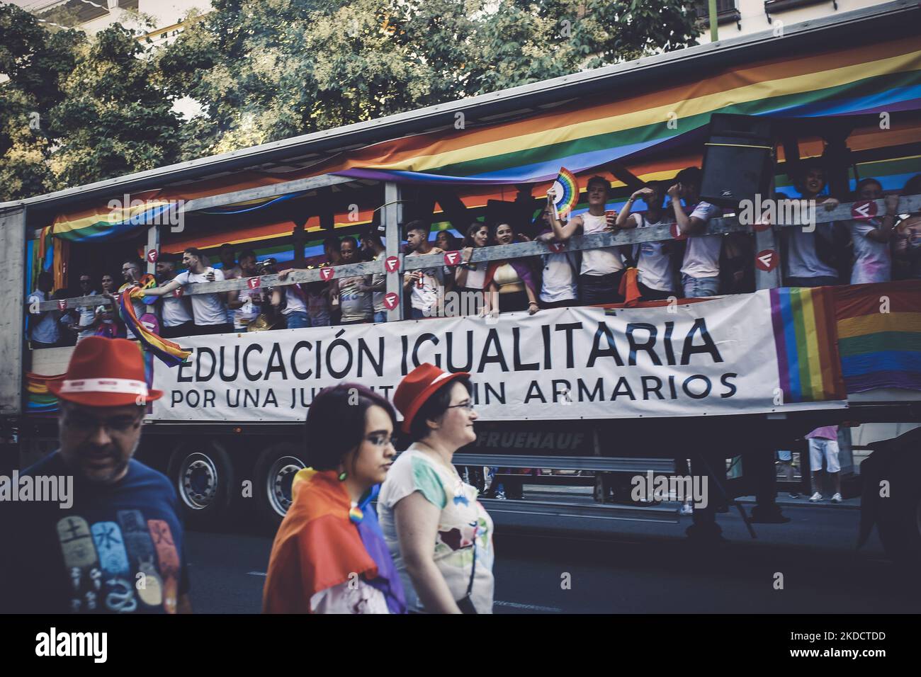 LGBTQI-Karawane zum Gay Pride Day in Sevilla am 26. Juni 2022 in Sevilla, Spanien. (Foto von David Carbajo/NurPhoto) Stockfoto