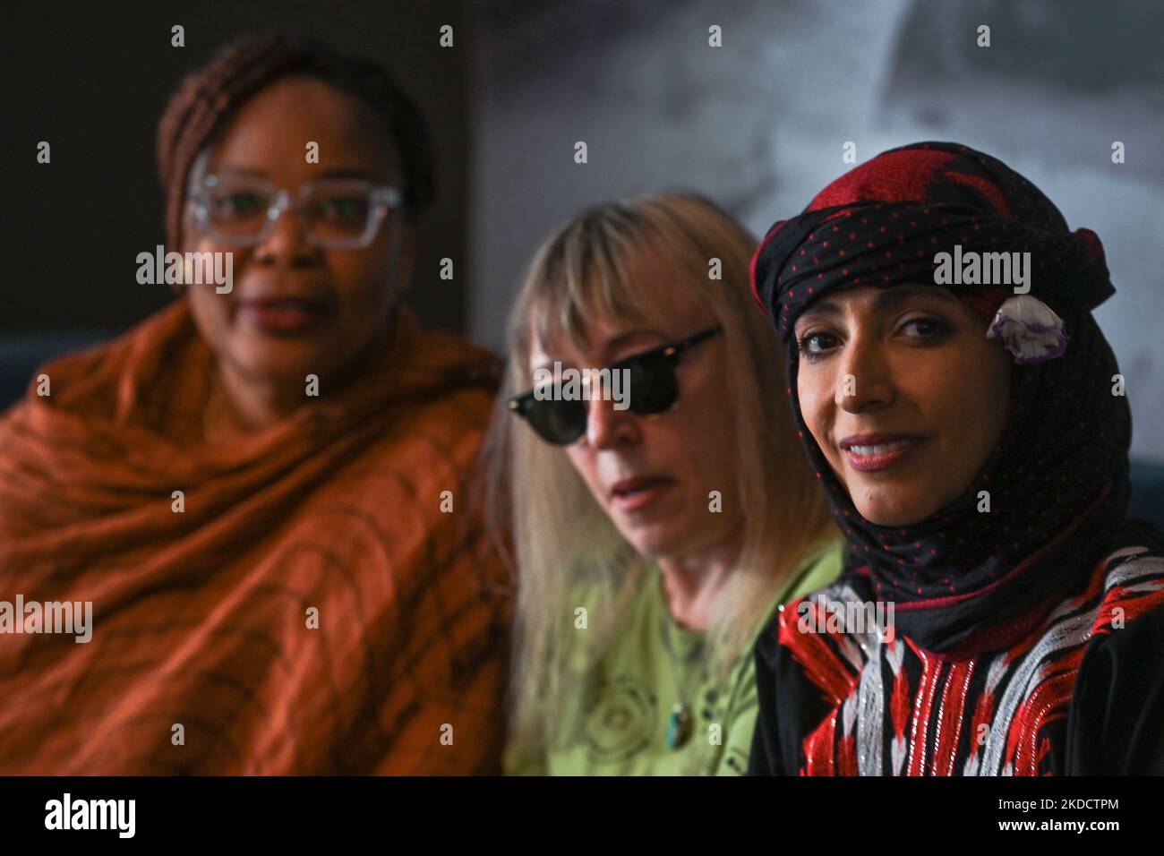 (L-R) Leymah Gbowee (Liberia), Jody Williams (USA) und Tawakkol Karman (Jemen), abgebildet im Hotel Bristol, Rzeszow. Drei Friedensnobelpreisträger beendeten heute ihren Besuch in der Ukraine und in Polen zum Gedenken an die vier Monate der russischen Invasion in der Ukraine. Die Preisträgerinnen und Preisträger fordern den sofortigen Abzug der russischen Truppen aus der Ukraine, die Rechenschaft für russische Kriegsverbrechen, einschließlich gegen Frauen, und eine bedeutende Beteiligung von Frauen und Frauenorganisationen an humanitären Aktionen, dem Wiederaufbau und der Friedensförderung. Am Donnerstag, den 23. Juni 2022, in Rzeszow, Woiwodschaft Podkarpackie, P Stockfoto