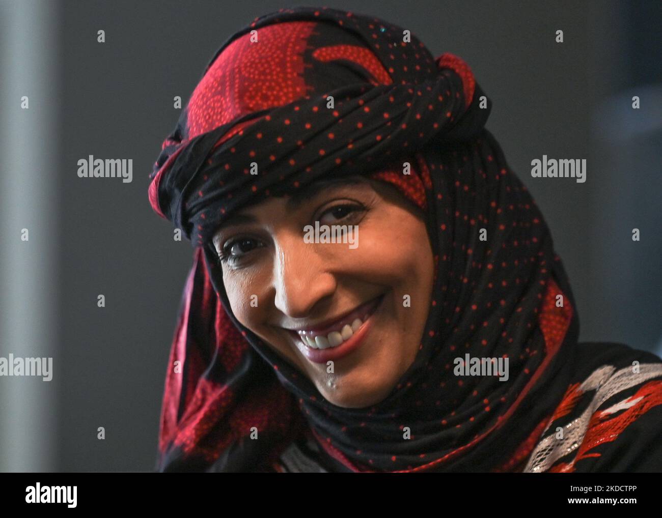 Tawakkol Karman, ein jemenitischer Nobelpreisträger, Journalist, Politiker und Menschenrechtsaktivist, im Hotel Bristol, Rzeszow. Drei Friedensnobelpreisträger, Tawakkol Karman (Jemen), Leymah Gbowee (Liberia) und Jody Williams (USA), haben heute ihren Besuch in der Ukraine und in Polen zum Gedenken an den viermonatigen russischen Einmarsch in die Ukraine abgeschlossen. Die Preisträgerinnen und Preisträger fordern den sofortigen Abzug der russischen Truppen aus der Ukraine, die Rechenschaft für russische Kriegsverbrechen, einschließlich gegen Frauen, und eine bedeutende Beteiligung von Frauen und Frauenorganisationen an humanitären Aktionen, dem Wiederaufbau Stockfoto