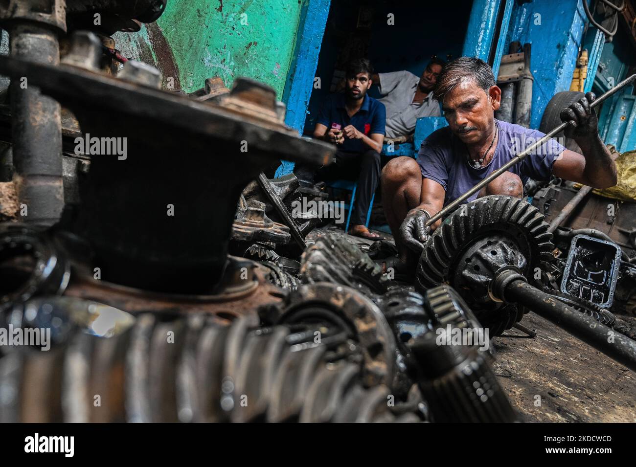 Ein indischer Arbeiter arbeitet am 27 2022. Juni in einer Werkstatt, in der Automobilteile getrennt werden, in Kalkutta. Nach indischen Medienberichten hielt die Reserve Bank of India (RBI) ihre BIP-Wachstumsprognose für das Geschäftsjahr 2022-23 bei 7,2%. (Foto von Sankhadeep Banerjee/NurPhoto) Stockfoto