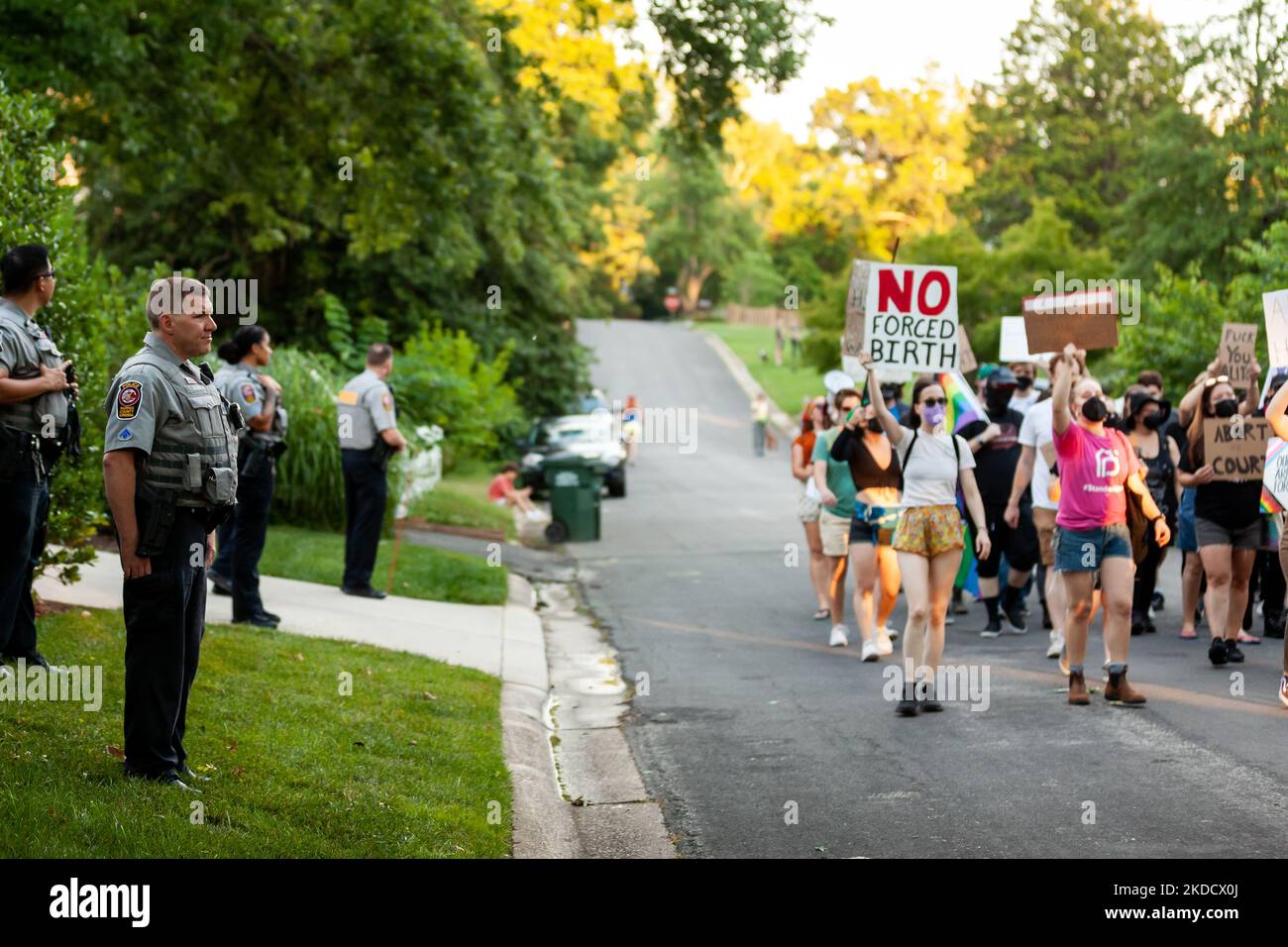 Polizeibeamte des Bezirks Fairfax beobachten, wie Wahlproter am Haus des Obersten Gerichtshofes, Samuel Alito, in Alexandria, VA, vorbeigehen. Die Menschen begannen, vor den Häusern der Justiz zu protestieren, nachdem der Entwurf einer Stellungnahme, die Roe v. Wade umstürzen würde, ausging und weiterhin vor allen 6 Häusern der konservativen Richter demonstrierte. (Foto von Allison Bailey/NurPhoto) Stockfoto