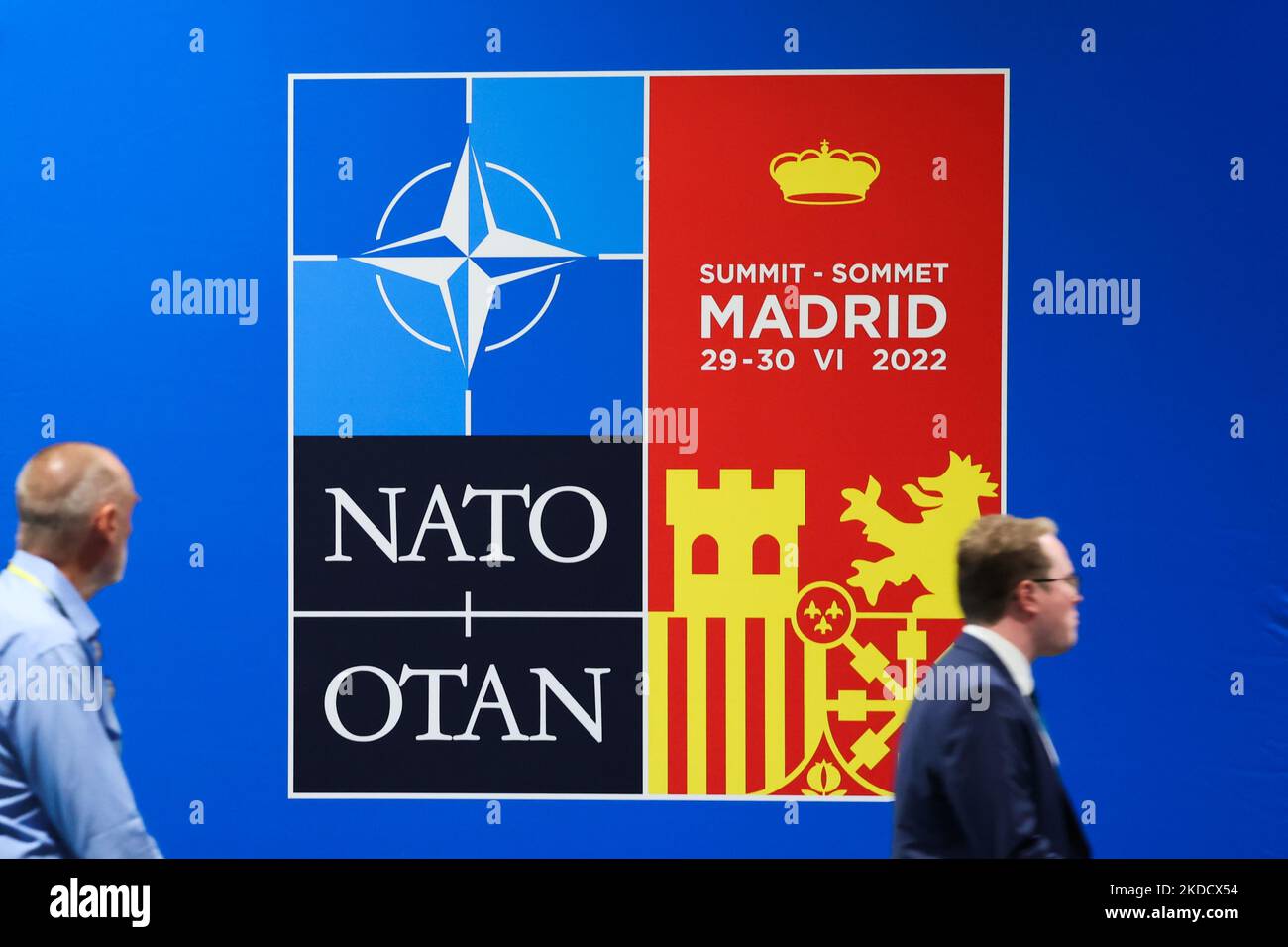 Das Emblem der NATO Madrid 2022 ist am 28. Juni 2022 im Medienzentrum am Veranstaltungsort in Madrid, Spanien, zu sehen. (Foto von Jakub Porzycki/NurPhoto) Stockfoto