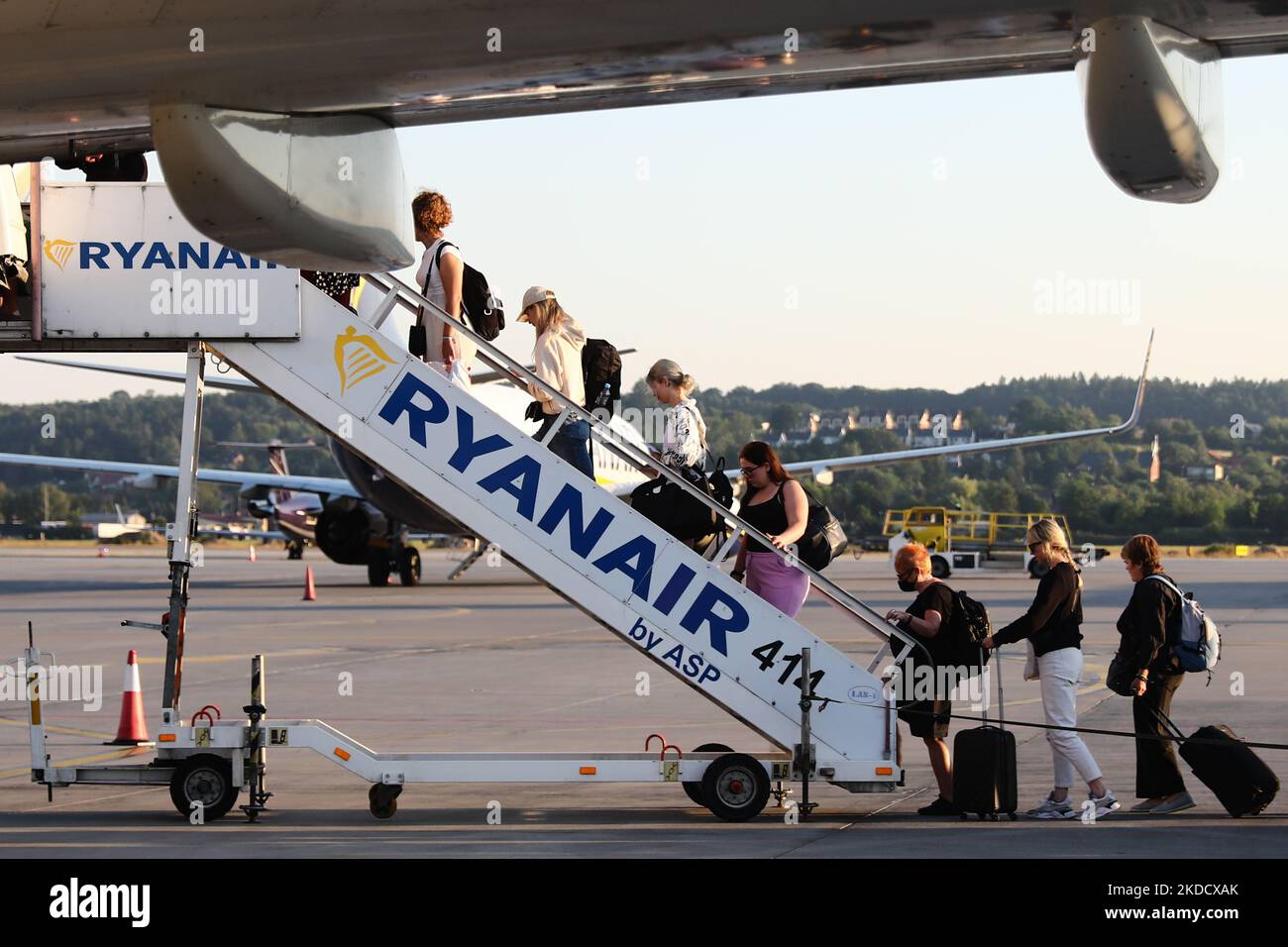 Passagiere steigen am 27. Juni 2022 am Flughafen in Balice bei Krakau, Polen, in das Flugzeug Ryanair Boening 737 ein. (Foto von Jakub Porzycki/NurPhoto) Stockfoto