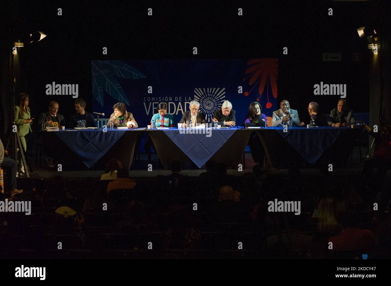 Der Präsident der Wahrheitskommission, Francisco de Roux, und Mitglieder der Wahrheitskommission halten nach der Vorstellung des Abschlussberichts der kommission am 28. Juni 2022 in Bogota, Kolumbien, eine Pressekonferenz ab. (Foto von Sebastian Barros/NurPhoto) Stockfoto