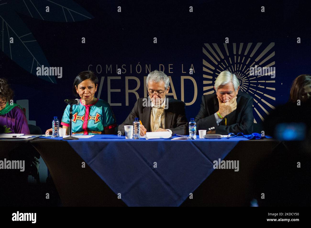 Der Präsident der Wahrheitskommission, Francisco de Roux, und Mitglieder der Wahrheitskommission halten nach der Vorstellung des Abschlussberichts der kommission am 28. Juni 2022 in Bogota, Kolumbien, eine Pressekonferenz ab. (Foto von Sebastian Barros/NurPhoto) Stockfoto