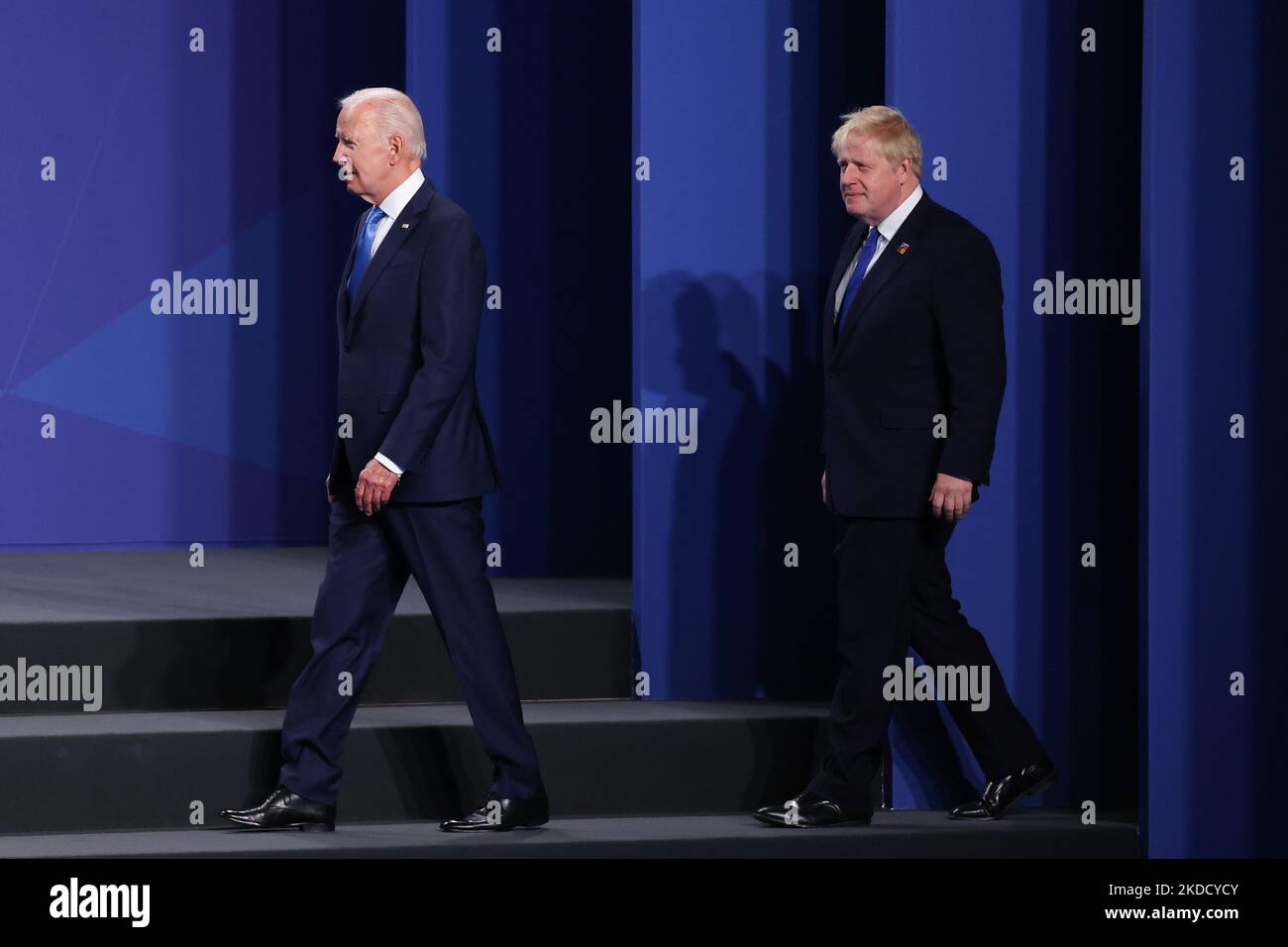 Der Präsident der Vereinigten Staaten, Joe Biden, und der Premierminister des Vereinigten Königreichs, Boris Johnson, treten beim NATO-Gipfel am 29. Juni 2022 in Madrid, Spanien 2022, dem Familienfoto bei. (Foto von Jakub Porzycki/NurPhoto) Stockfoto