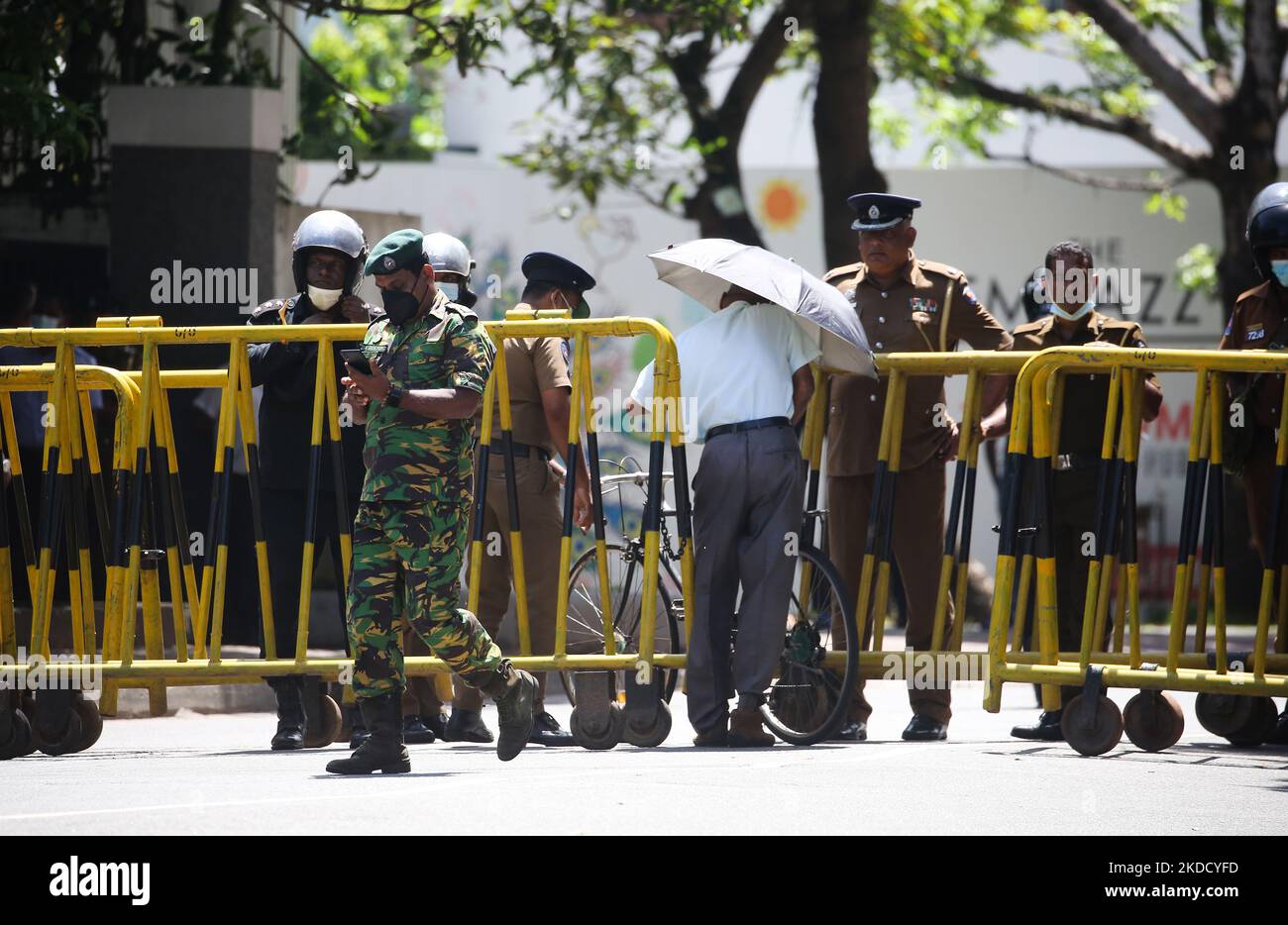 Ein Mann überquert die Straßensperre der Polizei während eines Protestes inmitten der Wirtschaftskrise des Landes in Colombo, Sri Lanka, am 29. Juni 2022. (Foto: Pradeep Dambarage/NurPhoto) Stockfoto