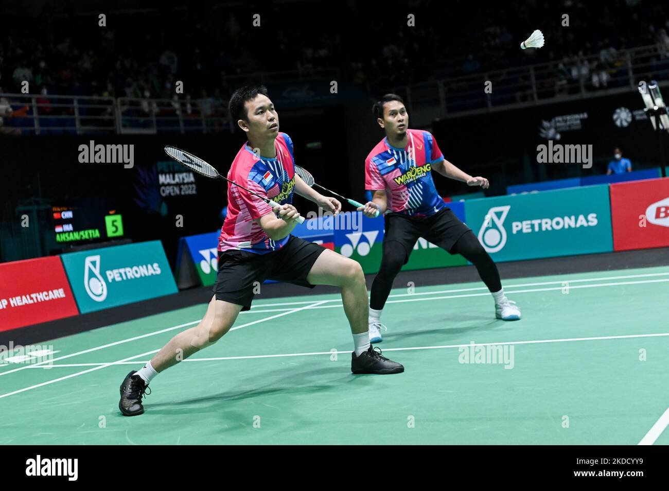 Hendra Setiawan (L) und Mohammad Ahsan aus Indonesien treten am zweiten Tag der Petronas Malaysia Open in der Axiata Arena am 29. Juni 2022 in Kuala Lumpur, Malaysia, im Doppelspiel der ersten Runde gegen Ren Xiang Yu und Tan Qiang aus China an. (Foto von Zahim Mohd/NurPhoto) Stockfoto