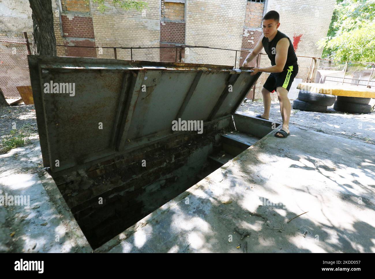 Während der Luftangriffswarnung, während der russischen Invasion in der Ukraine, in Odesa, Ukraine, nehmen Menschen in den Katakomben Zuflucht und nutzen sie als Bombenschutz. 29. Juni 2022. Die Katakomben in Odesa sind ein labyrinthähnliches Netz aus Tunneln und unterirdischen Hohlräumen, die sich unter der Stadt und ihren Außenbezirken befinden. Es ist eines der größten städtischen Labyrinthe der Welt, das bis zu 2.500 Kilometer lang ist, Teile wurden während des Zweiten Weltkriegs als Luftschutzbunker genutzt, wie die Medien mitteilten. (Foto von STR/NurPhoto) Stockfoto