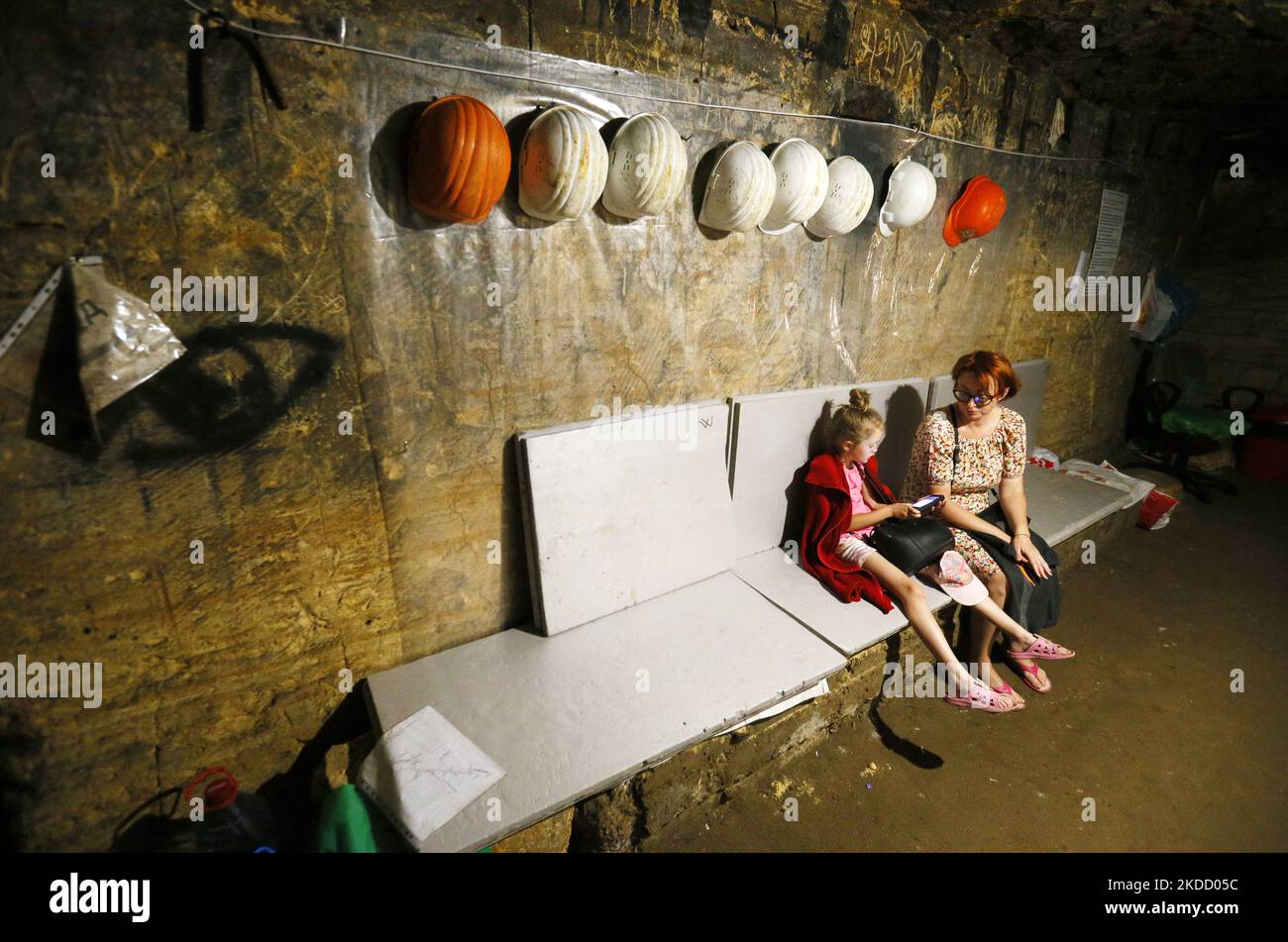 Während der Luftangriffswarnung, während der russischen Invasion in der Ukraine, in Odesa, Ukraine, nehmen Menschen in den Katakomben Zuflucht und nutzen sie als Bombenschutz. 29. Juni 2022. Die Katakomben in Odesa sind ein labyrinthähnliches Netz aus Tunneln und unterirdischen Hohlräumen, die sich unter der Stadt und ihren Außenbezirken befinden. Es ist eines der größten städtischen Labyrinthe der Welt, das bis zu 2.500 Kilometer lang ist, Teile wurden während des Zweiten Weltkriegs als Luftschutzbunker genutzt, wie die Medien mitteilten. (Foto von STR/NurPhoto) Stockfoto