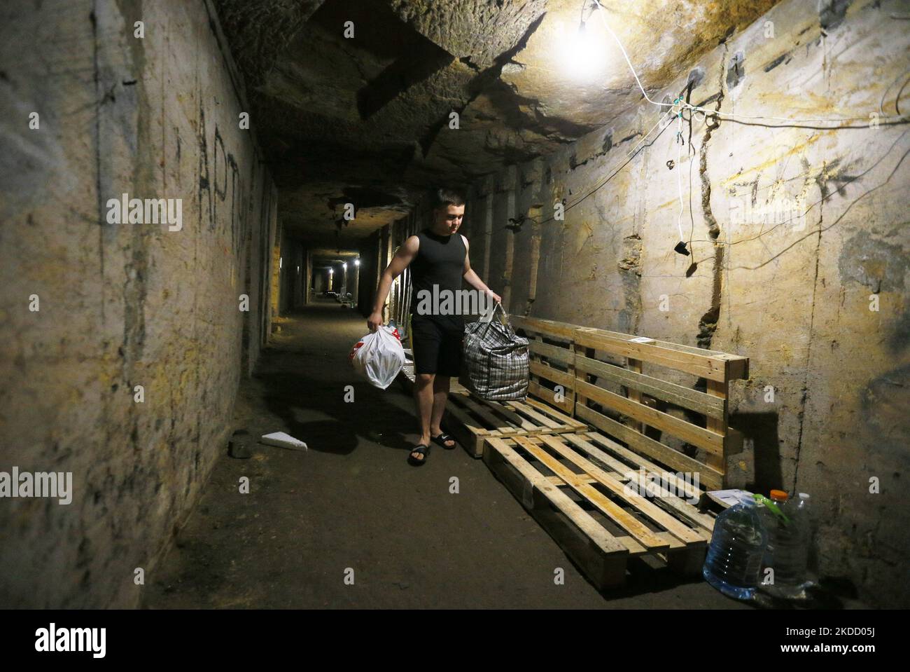 Während der Luftangriffswarnung, während der russischen Invasion in der Ukraine, in Odesa, Ukraine, nehmen Menschen in den Katakomben Zuflucht und nutzen sie als Bombenschutz. 29. Juni 2022. Die Katakomben in Odesa sind ein labyrinthähnliches Netz aus Tunneln und unterirdischen Hohlräumen, die sich unter der Stadt und ihren Außenbezirken befinden. Es ist eines der größten städtischen Labyrinthe der Welt, das bis zu 2.500 Kilometer lang ist, Teile wurden während des Zweiten Weltkriegs als Luftschutzbunker genutzt, wie die Medien mitteilten. (Foto von STR/NurPhoto) Stockfoto