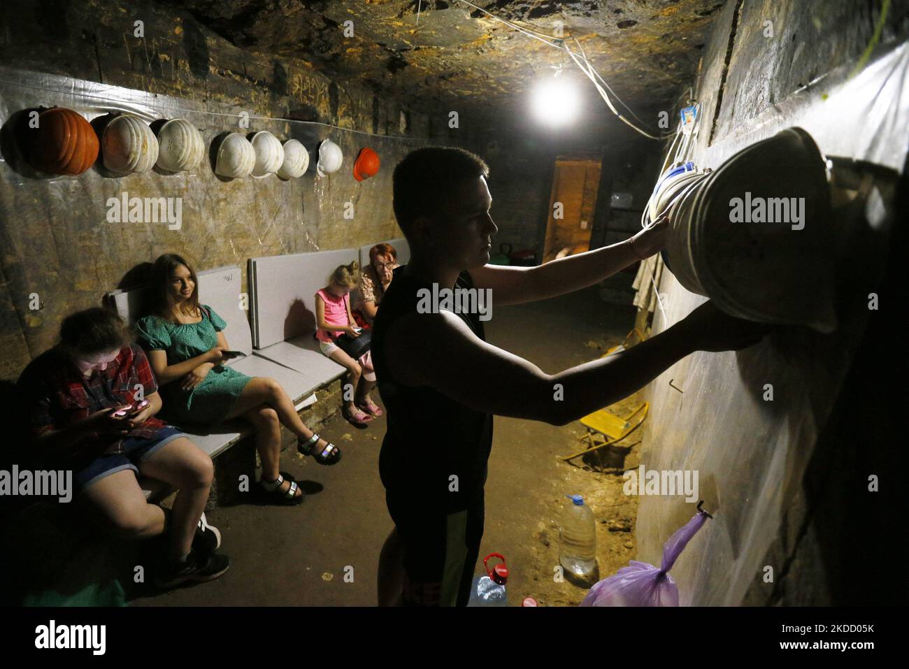 Während der Luftangriffswarnung, während der russischen Invasion in der Ukraine, in Odesa, Ukraine, nehmen Menschen in den Katakomben Zuflucht und nutzen sie als Bombenschutz. 29. Juni 2022. Die Katakomben in Odesa sind ein labyrinthähnliches Netz aus Tunneln und unterirdischen Hohlräumen, die sich unter der Stadt und ihren Außenbezirken befinden. Es ist eines der größten städtischen Labyrinthe der Welt, das bis zu 2.500 Kilometer lang ist, Teile wurden während des Zweiten Weltkriegs als Luftschutzbunker genutzt, wie die Medien mitteilten. (Foto von STR/NurPhoto) Stockfoto