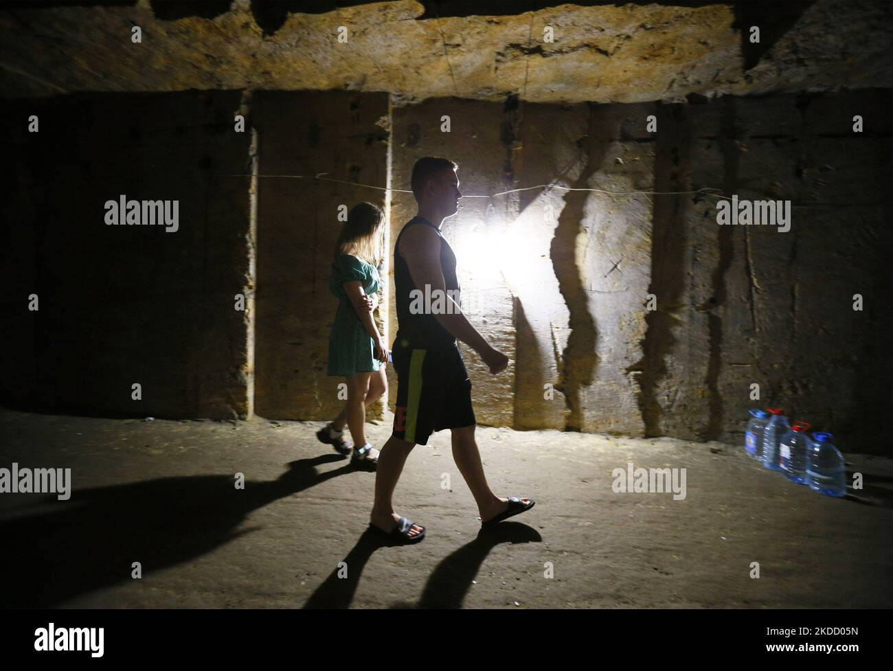 Während der Luftangriffswarnung, während der russischen Invasion in der Ukraine, in Odesa, Ukraine, nehmen Menschen in den Katakomben Zuflucht und nutzen sie als Bombenschutz. 29. Juni 2022. Die Katakomben in Odesa sind ein labyrinthähnliches Netz aus Tunneln und unterirdischen Hohlräumen, die sich unter der Stadt und ihren Außenbezirken befinden. Es ist eines der größten städtischen Labyrinthe der Welt, das bis zu 2.500 Kilometer lang ist, Teile wurden während des Zweiten Weltkriegs als Luftschutzbunker genutzt, wie die Medien mitteilten. (Foto von STR/NurPhoto) Stockfoto