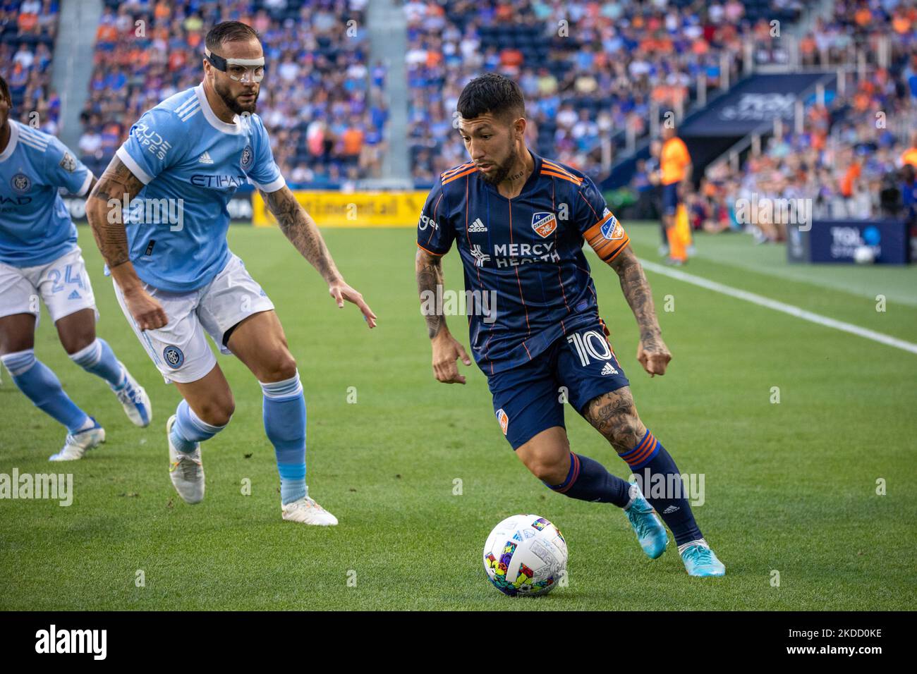 Der FC Cincinnati Mittelfeldspieler Luciano Acosta bewegt den Ball in einem Major League Soccer-Spiel zwischen dem FC Cincinnati und dem New York FC, das 4-4 im TQL Stadium in Cincinnati, Ohio, endete. Mittwoch, 29. Juni 2022. (Foto von Jason Whitman/NurPhoto) Stockfoto