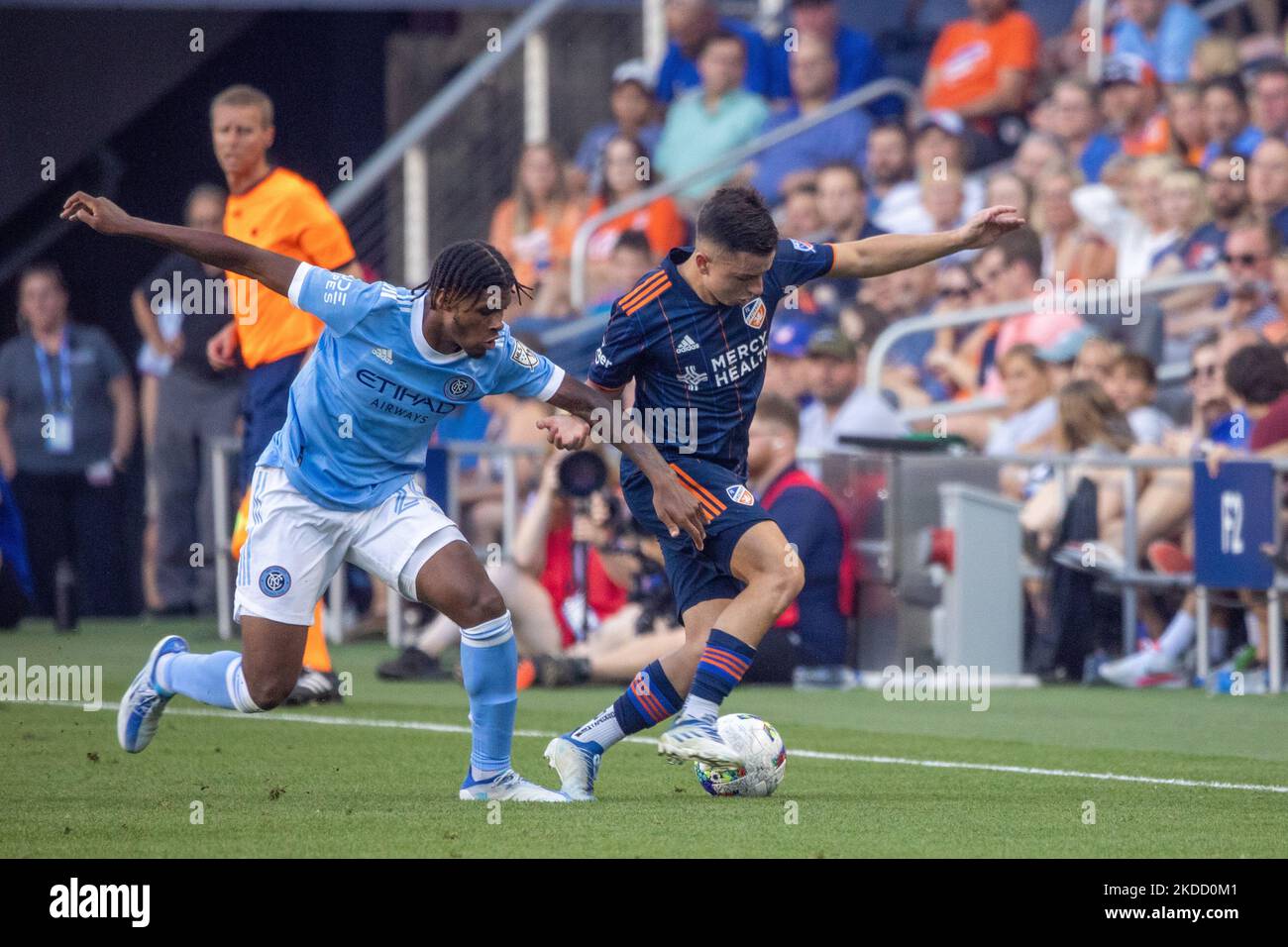 Der FC Cincinnati-Stürmer Alvaro Barreal schiebt den Ball in einem Major League Soccer-Spiel zwischen dem FC Cincinnati und dem FC New York nach oben, das 4-4 im TQL Stadium in Cincinnati, Ohio, endete. Mittwoch, 29. Juni 2022. (Foto von Jason Whitman/NurPhoto) Stockfoto