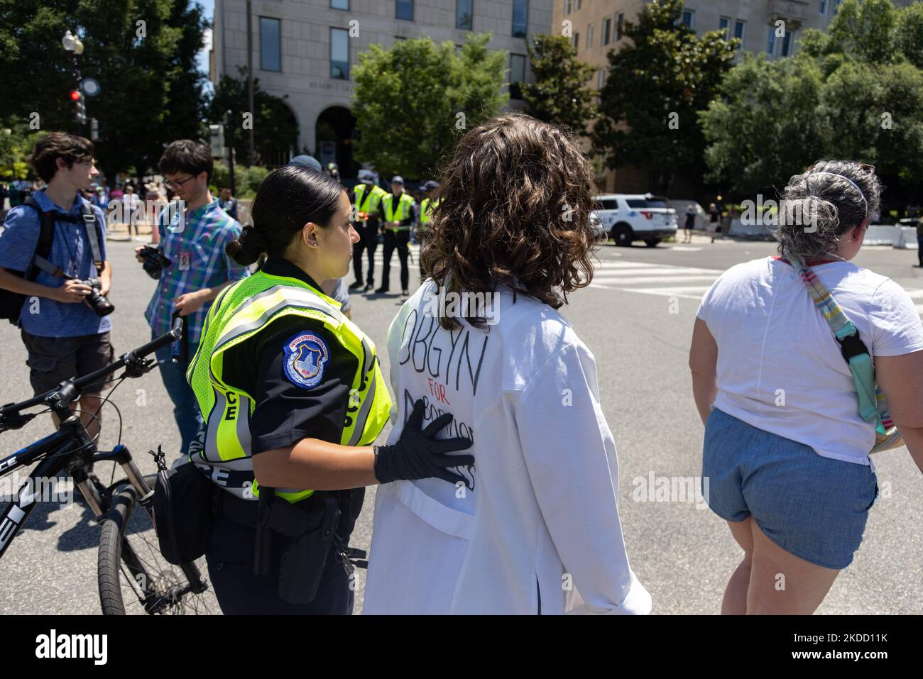 Ein Polizeibeamter des US-Kapitols verhaftete am 30. Juni 2022 Demonstranten mit dem Center for Popular Democracy und anderen Organisationen, die einen zivilen Massenungehorsam zur Unterstützung des Abtreibungszugangs durchführen, indem sie eine Kreuzung in der Nähe des Obersten Gerichtshofs in Washington, D.C., blockieren. (Foto von Bryan Olin Dozier/NurPhoto) Stockfoto