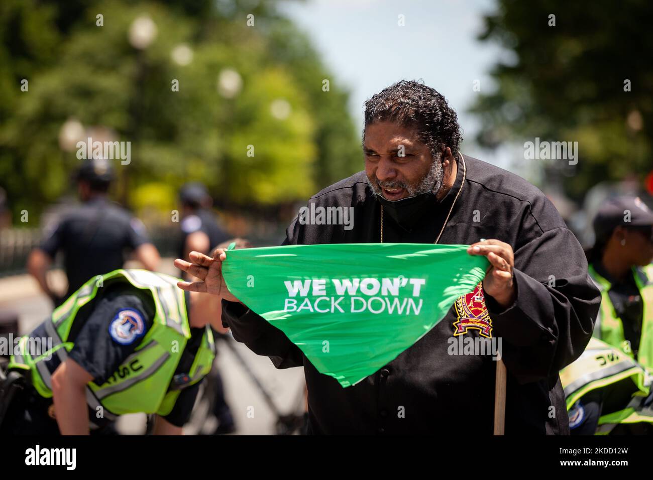 Bischof William Barber II., Mitvorsitzender der Kampagne der Armen, singt mit einem Gesang, während Menschen darauf warten, während einer zivilen Ungehorsamsaktion für reproduktive Rechte verhaftet zu werden, die vom Zentrum für Volksdemokratie am Obersten Gerichtshof veranstaltet wird. Die Veranstaltung findet weniger als eine Woche nach einer Stellungnahme des Gerichts in Dobbs v. JWHO statt, in der Roe v. Wade umgestelt und das bundesstaatliche Recht auf Abtreibung rückgängig gemacht wurde. (Foto von Allison Bailey/NurPhoto) Stockfoto