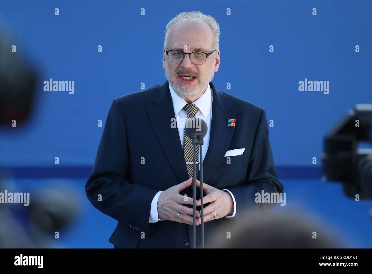 Der lettische Präsident Egils Levits spricht zu den Medien, als er am letzten Tag des NATO-Gipfels in Madrid, Spanien, am 30. Juni 2022, am Veranstaltungsort eintrifft. (Foto von Jakub Porzycki/NurPhoto) Stockfoto