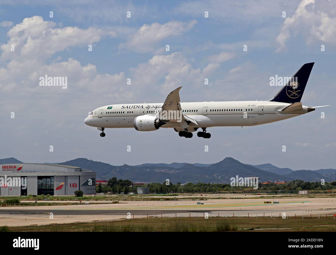 Mit dem heute von der Firma Saudia eingeweihten Flug werden erstmals Barcelona und Saudi-Arabien per Flugzeug verbunden. Die Strecke wird zwei Tage in der Woche bis zum 25. August mit einer Boeing 787-9 mit 298 Sitzplätzen verkehren. Auf dem Foto, Ankunft des Saudia-Fluges am Flughafen Barcelona, in Barcelona, am 30.. Juni 2022. Foto: JoanValls/Urbanandsport /NurFoto -- (Foto von Urbanandsport/NurPhoto) Stockfoto