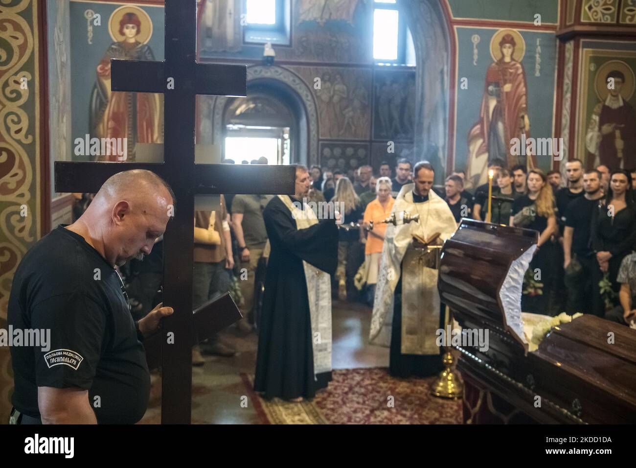 Verwandte, Freunde und Kameraden nehmen an einer Beerdigungszeremonie für Natalia Frauscher, ukrainische Ärztin des Hospitalers Medical Bataillon, im Kloster St. Michael's Golden-Domed in Kiew, Ukraine, Teil, 30. Juni 2022 (Foto: Maxym Marusenko/NurPhoto) Stockfoto