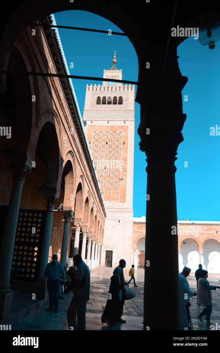 Al-Zaytouna Al-Maamour Moschee oder die große Moschee gilt als die zweitälteste Moschee in Tunesien und eine der wichtigsten aufgrund seiner Haltbarkeit der Konstruktion, Reichtum der Dekoration, Konsistenz seiner architektonischen Elemente, Und seine Integration in Bezug auf Bau und religiöse und wissenschaftliche Funktion in das externe Umfeld, bestehend aus Hauptstraßen und Märkten in Tunis, Tunesien am 01,2022. Juli. (Foto von Yassine Mahjoub/NurPhoto) Stockfoto