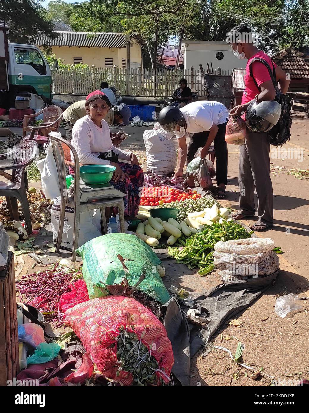 Sri Lanker kaufen Gemüse und Obst von einem lokalen Markt in Colombo, Sri Lanka. 1. Juli 2022. Die Inflation in Sri Lanka erreichte im Juni einen neunten Rekord in Folge, wie offizielle Daten am Freitag (1. Juli) zeigten und stieg auf 54,6 Prozent einen Tag, nachdem der IWF die bankrotte Nation aufgefordert hatte, galoppierende Preise und Korruption einzudämmen. Die Lebensmittelpreise sind nach Angaben der Volkszählung und Statistik seit Februar 2020 um 102,7 Prozent gestiegen. (Foto von Tharaka Basnayaka/NurPhoto) Stockfoto